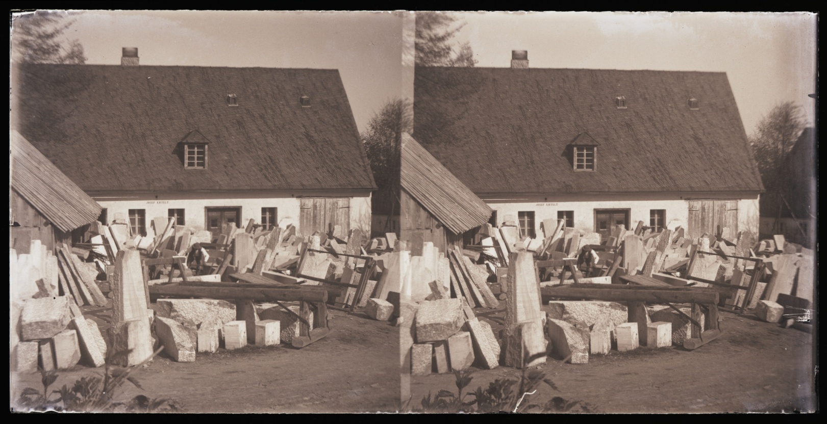 Náhledový obrázek Skleněný stereonegativ: kamenická dílna Josefa Ertelta v Supíkovicích (1900) - 1
