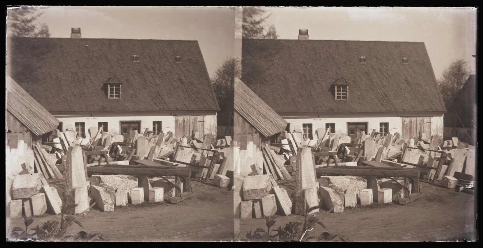 Náhledový obrázek předmětu Skleněný stereonegativ: kamenická dílna Josefa Ertelta v Supíkovicích (1900)