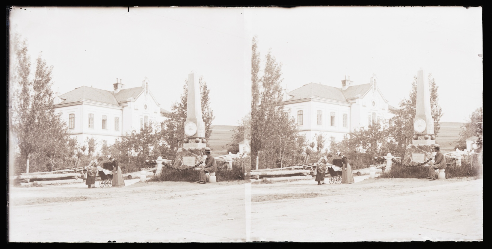 Náhledový obrázek Obecná škola v Supíkovicích v roce 1900 (skleněný stereonegativ) - 2
