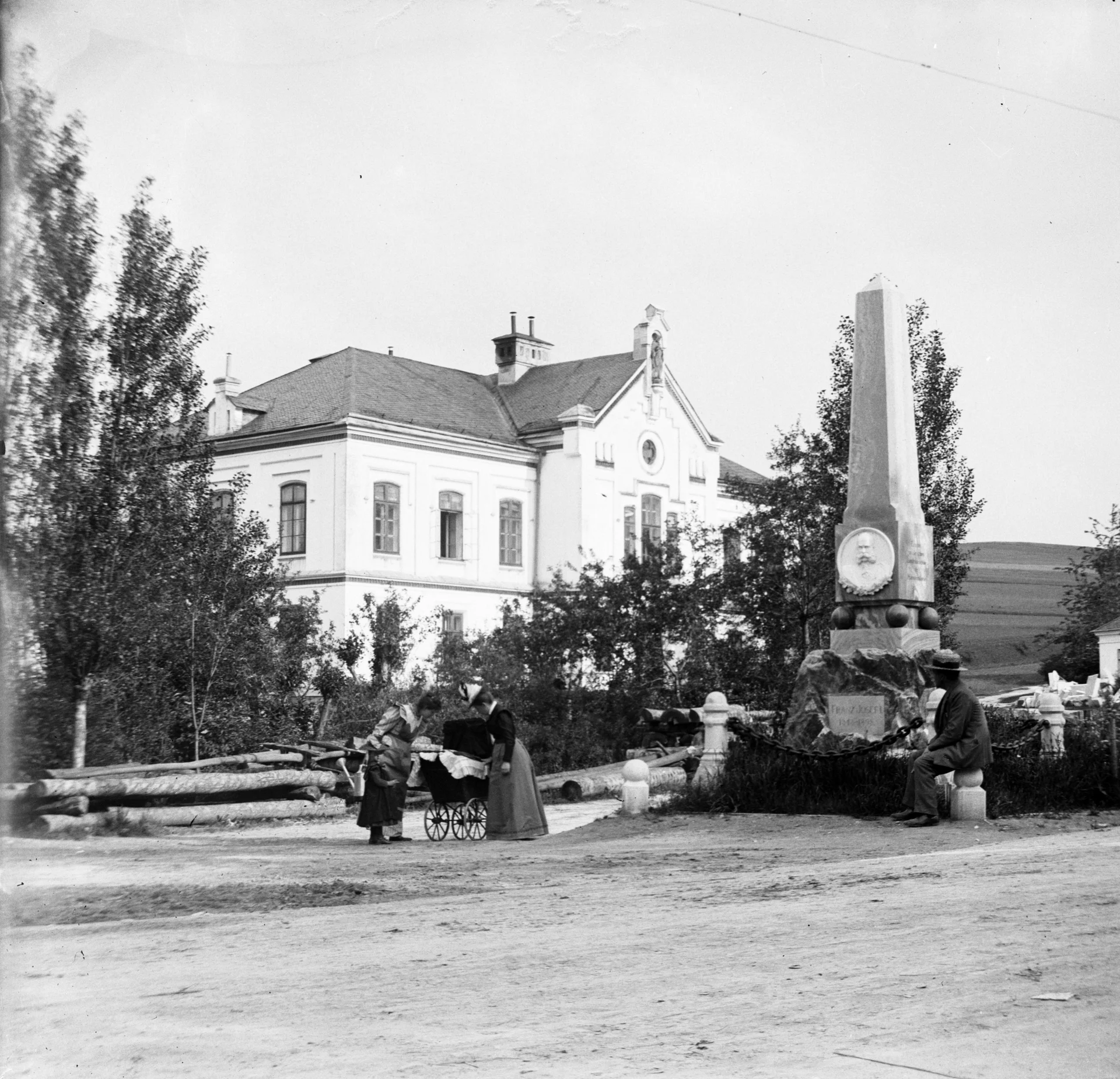 Náhledový obrázek předmětu Obecná škola v Supíkovicích v roce 1900 (skleněný stereonegativ)