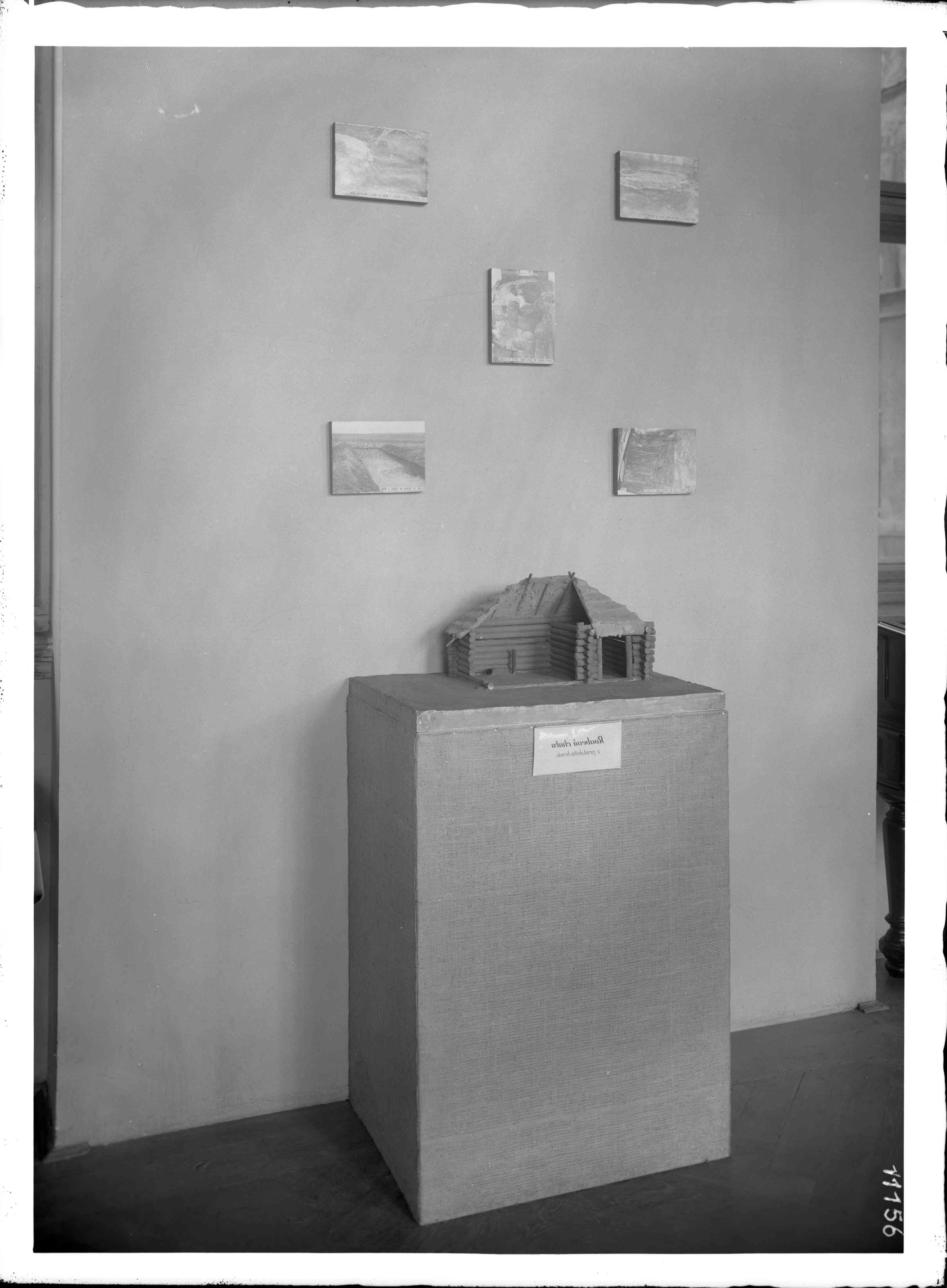 Náhledový obrázek Expozice "Od pravěku k českým Slovanům", detail umístění modelu roubené chaty v expozici - 1