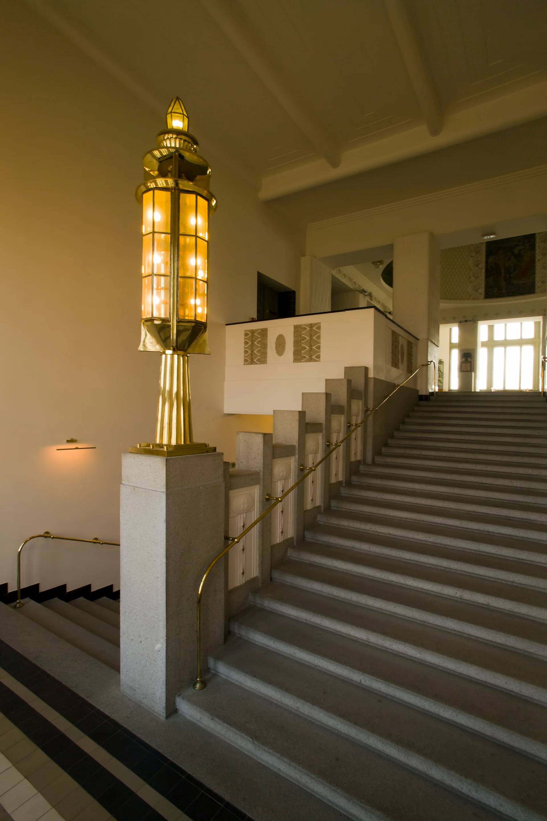 Náhledový obrázek předmětu Muzeum východních Čech - Světelný stojan na schodišti do 2. poschodí