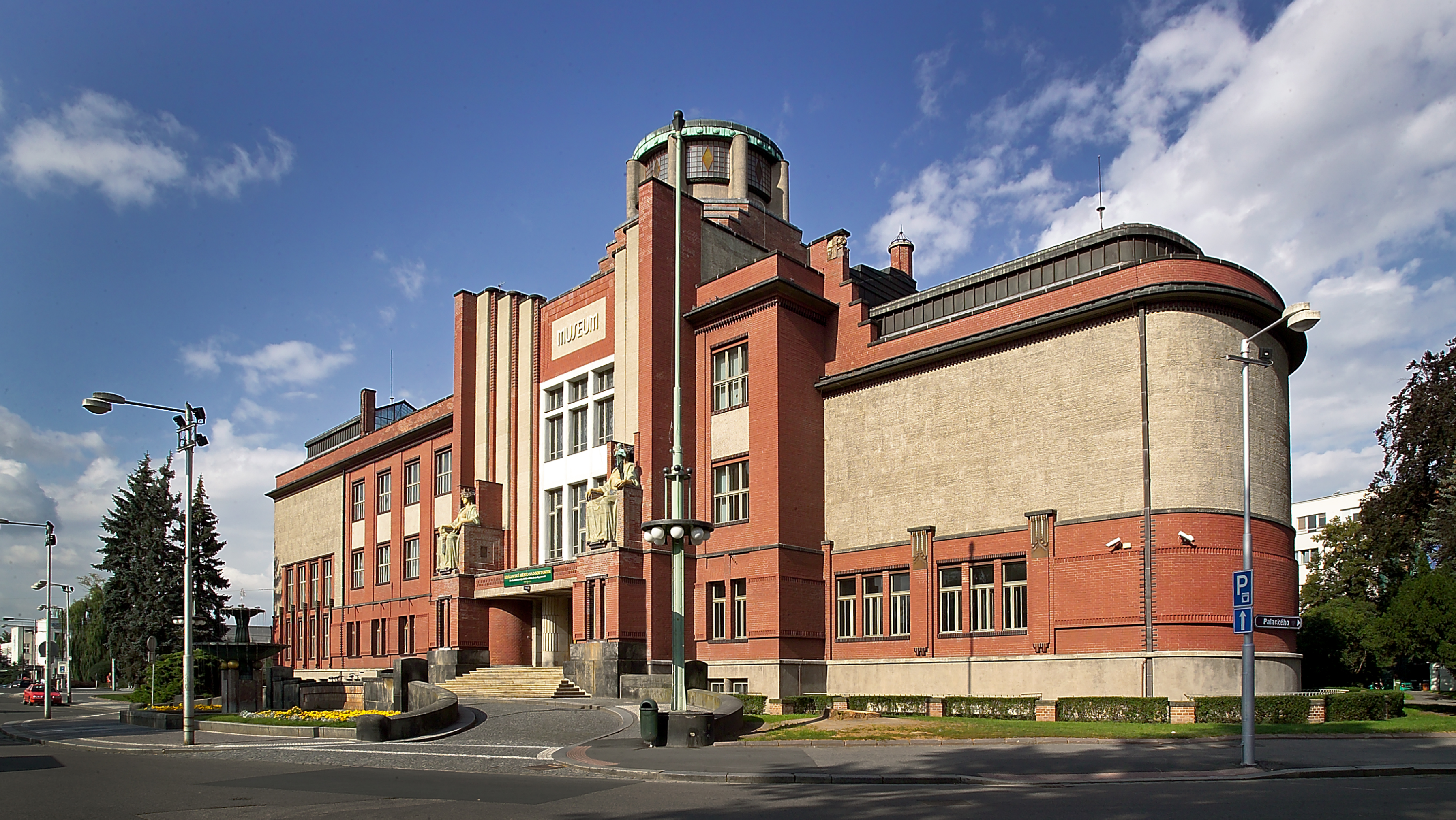 Náhledový obrázek Muzeum východních Čech - Celkový pohled na hlavní vchod s plastikami Stanislava Suchardy - 1