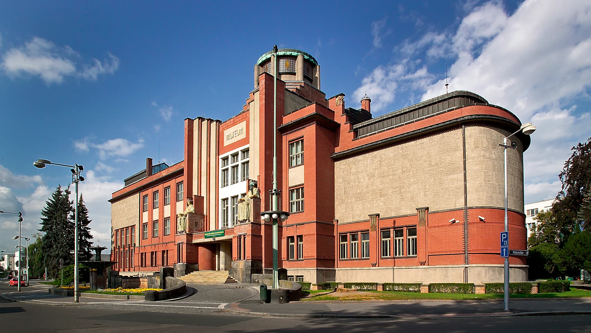 Náhledový obrázek předmětu Muzeum východních Čech - Celkový pohled na hlavní vchod s plastikami Stanislava Suchardy