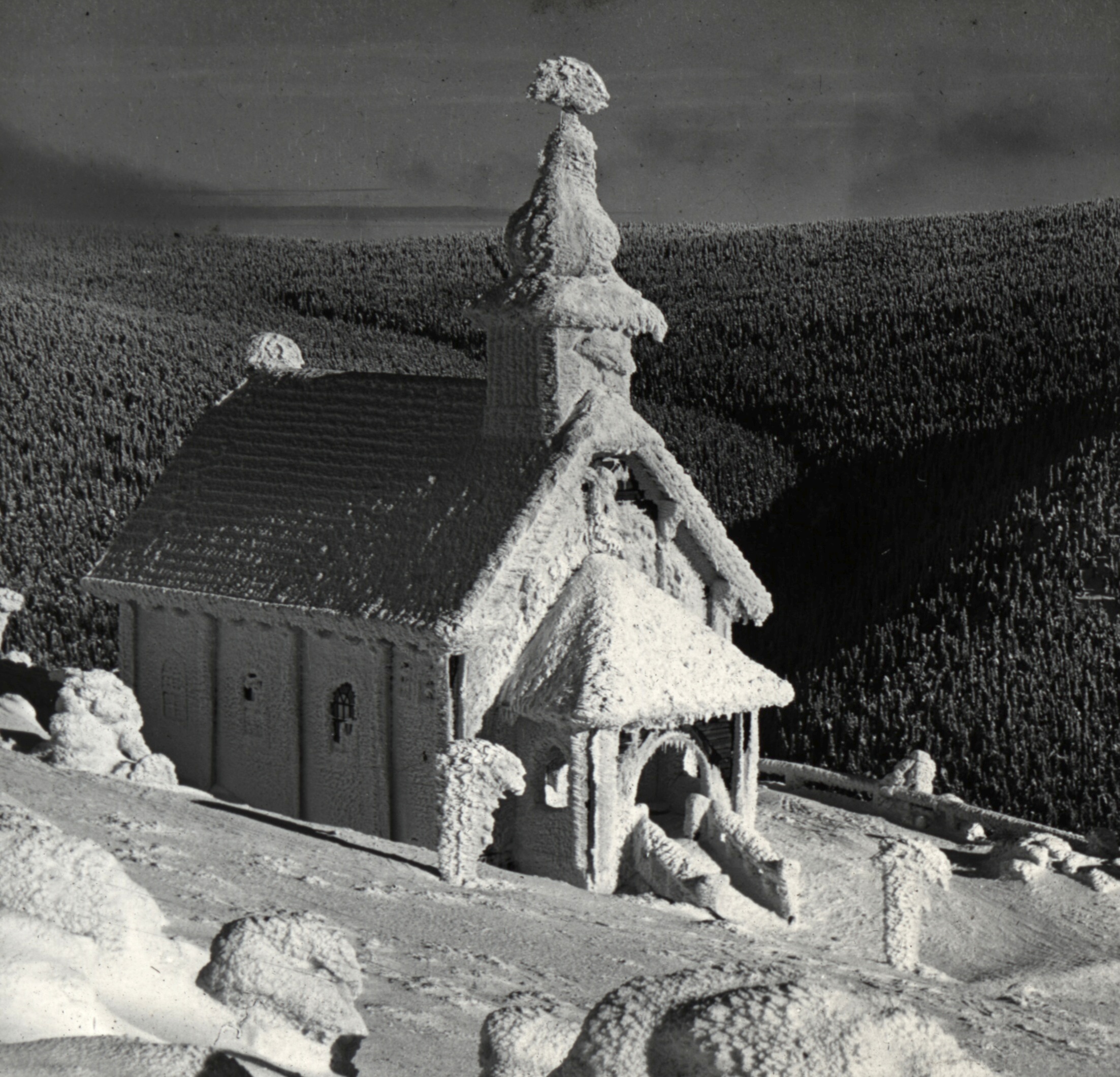 Náhledový obrázek Zasněžený kostel na Vřesové studánce (diapozitiv) - 1