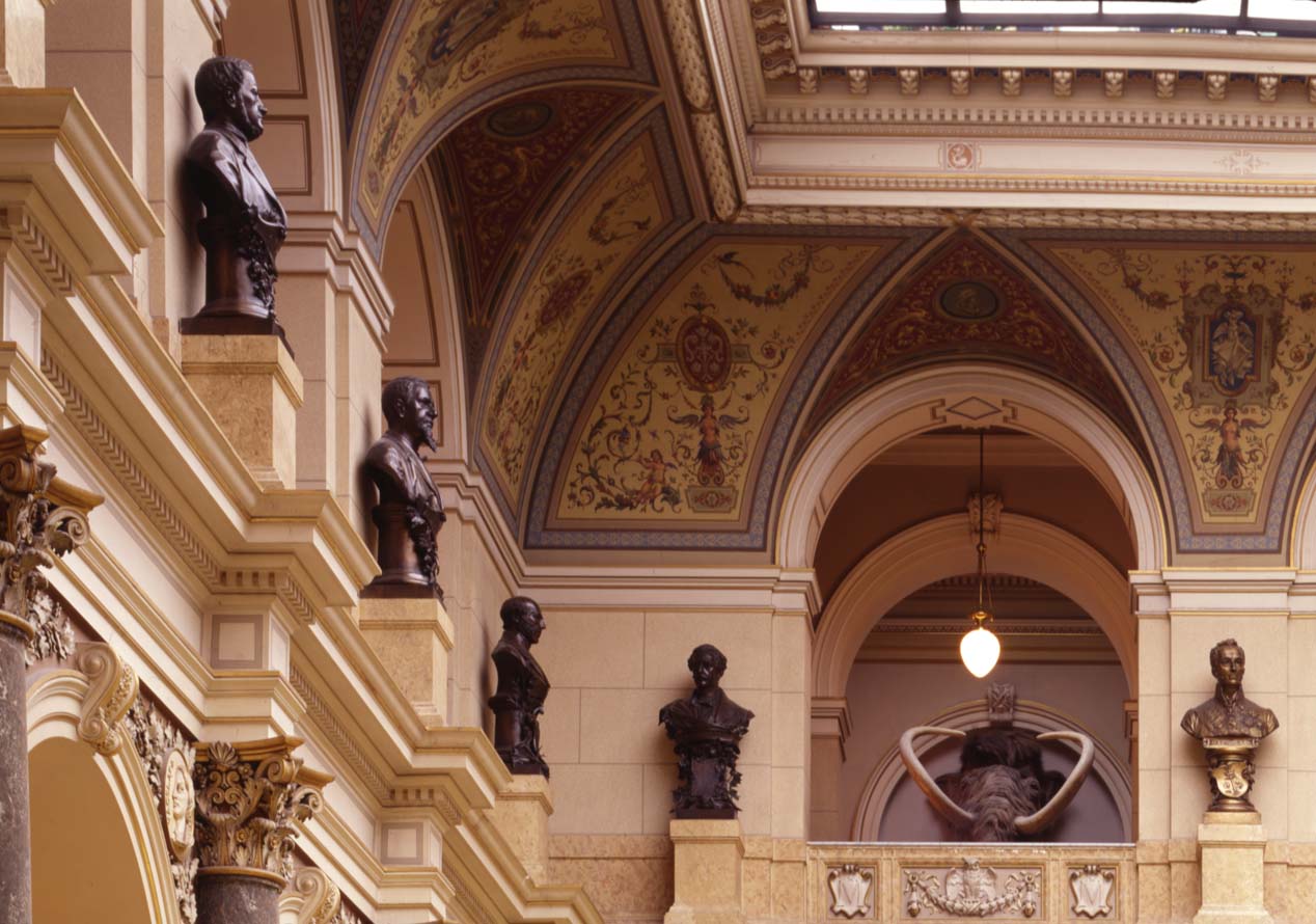 Náhledový obrázek Detail čestné galerie vzadu nad hlavním schodištěm - 1