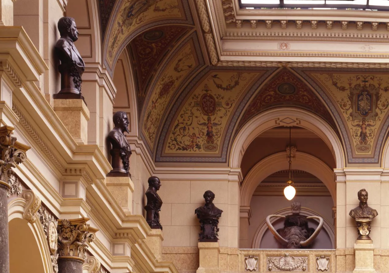 Náhledový obrázek předmětu Detail čestné galerie vzadu nad hlavním schodištěm