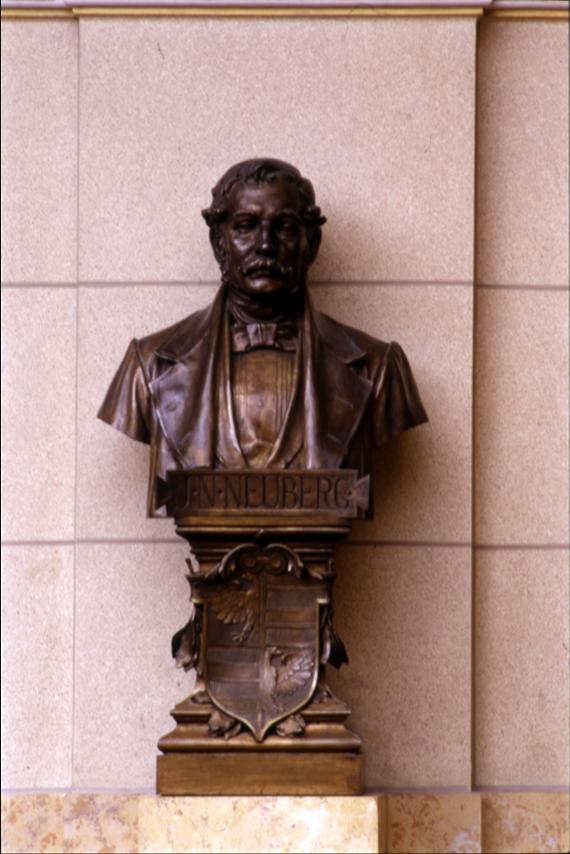 Náhledový obrázek Jan Neubert rytíř z Neuberga - busta nad hlavním schodištěm - 1