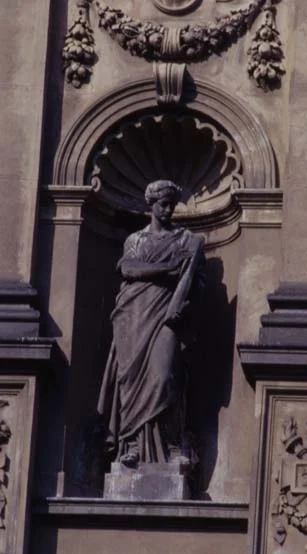 Náhledový obrázek předmětu Alegorie Historie ve výklenku rizalitu pravé boční fasády