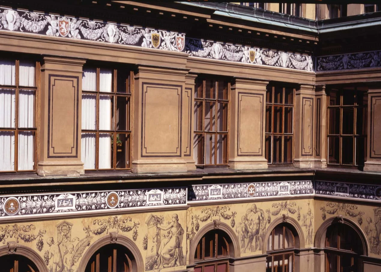 Náhledový obrázek předmětu Sgrafitová výzdoba pravého dvora