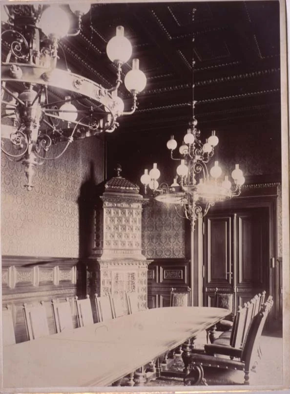 Náhledový obrázek předmětu Pohled do zasedací místnosti Společnosti Muzea Království Českého - fototgrafie z roku 1891