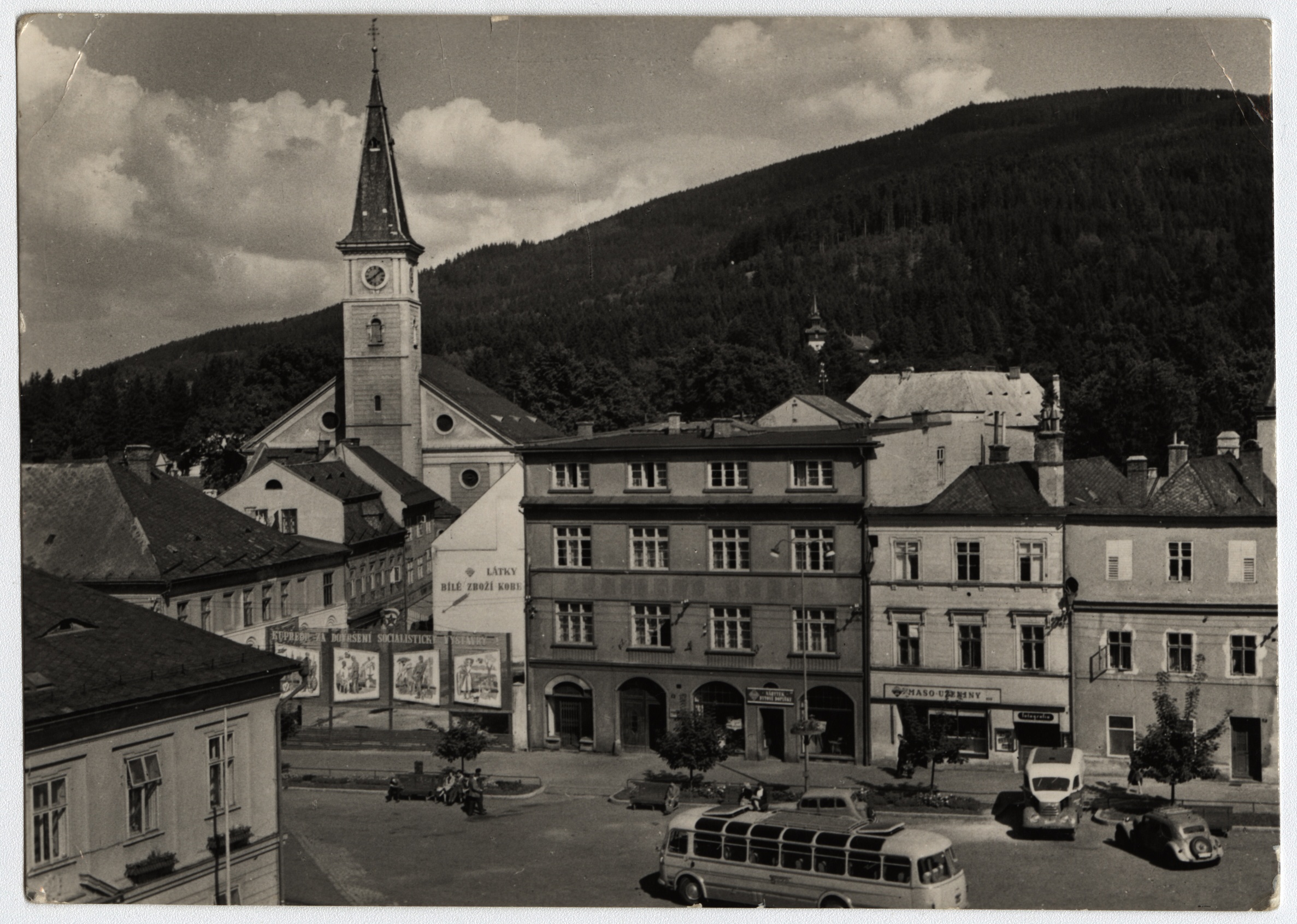 Náhledový obrázek Masarykovo náměstí  a farní kostel Nanebevzetí Panny Marie v Jeseníku, 60. léta 20. století (pohlednice) - 1