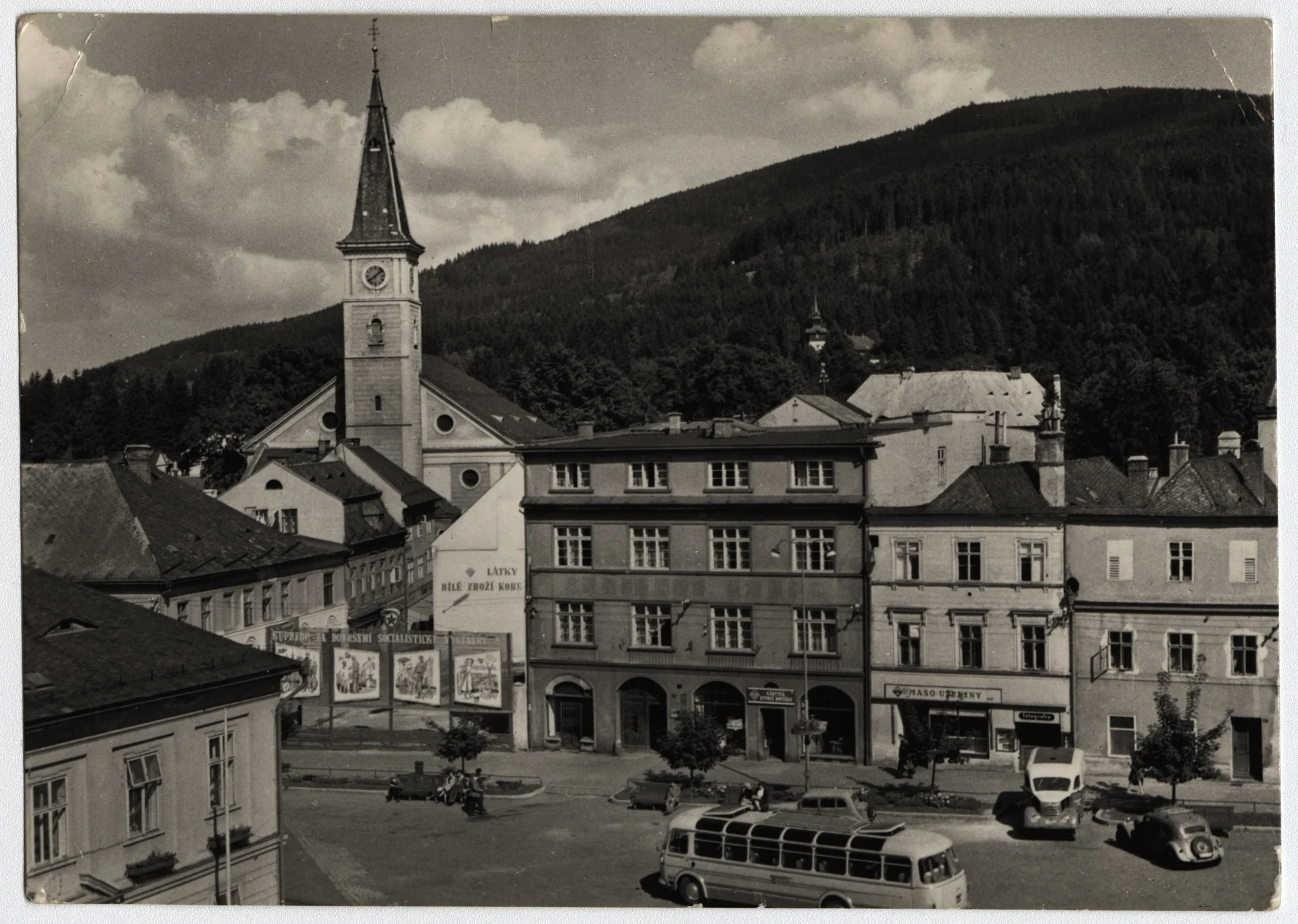 Náhledový obrázek předmětu Masarykovo náměstí  a farní kostel Nanebevzetí Panny Marie v Jeseníku, 60. léta 20. století (pohlednice)