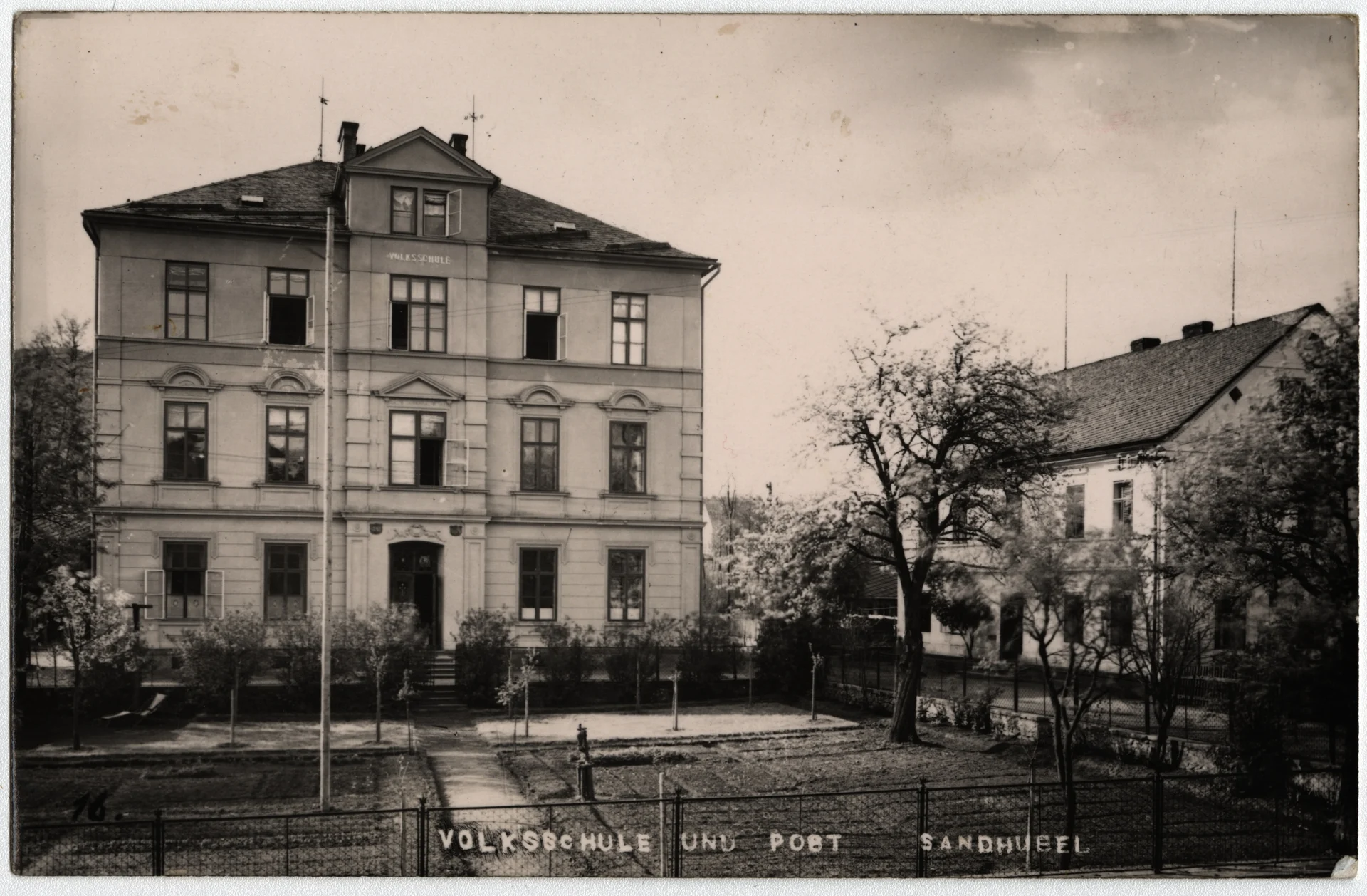 Náhledový obrázek předmětu Budova obecné školy a pošty v obci Písečná na historické pohlednici