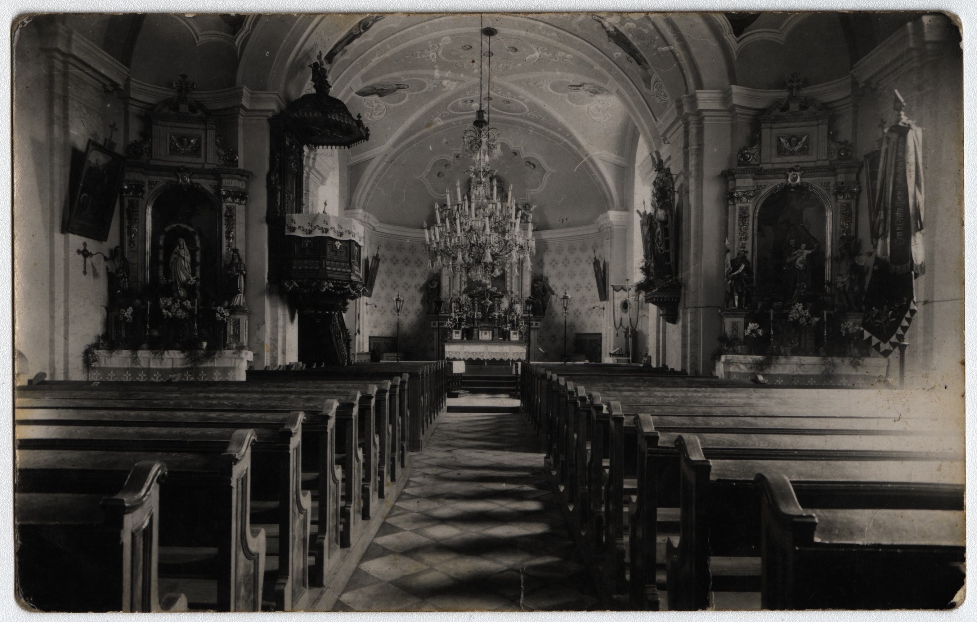 Náhledový obrázek Interiér farního kostela sv. Jana Křtitele v Písečné na historické pohlednici - 1