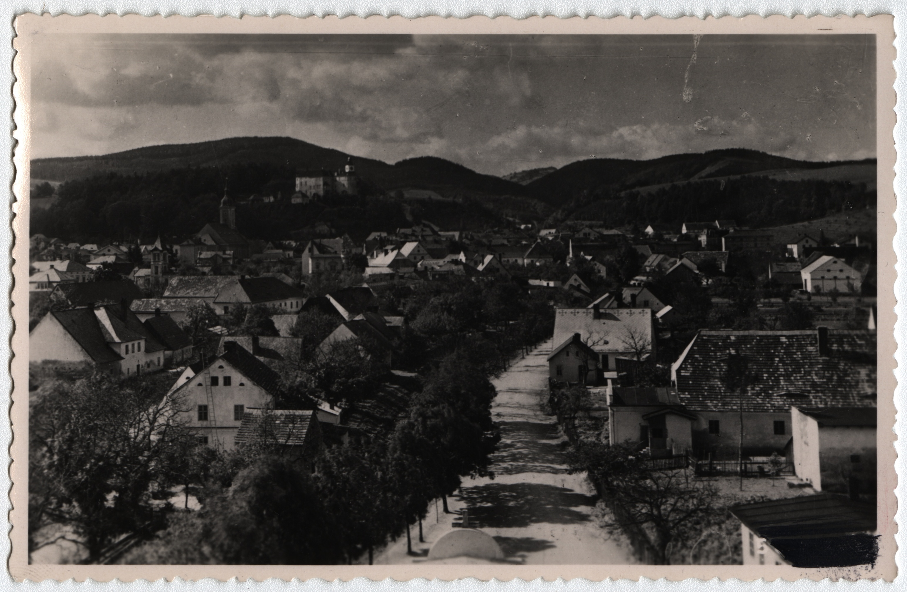 Náhledový obrázek Javorník-ves z věže hřbitovního kostela sv. Kříže na historické fotografii - 1