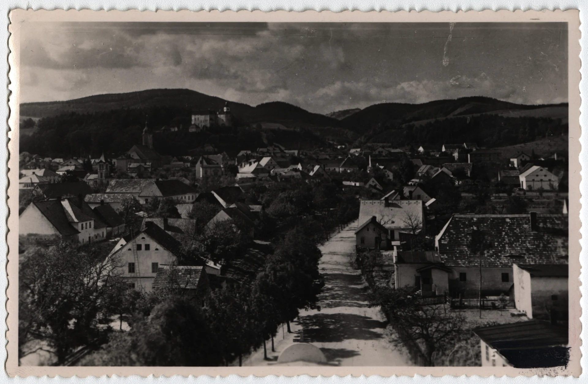 Náhledový obrázek předmětu Javorník-ves z věže hřbitovního kostela sv. Kříže na historické fotografii