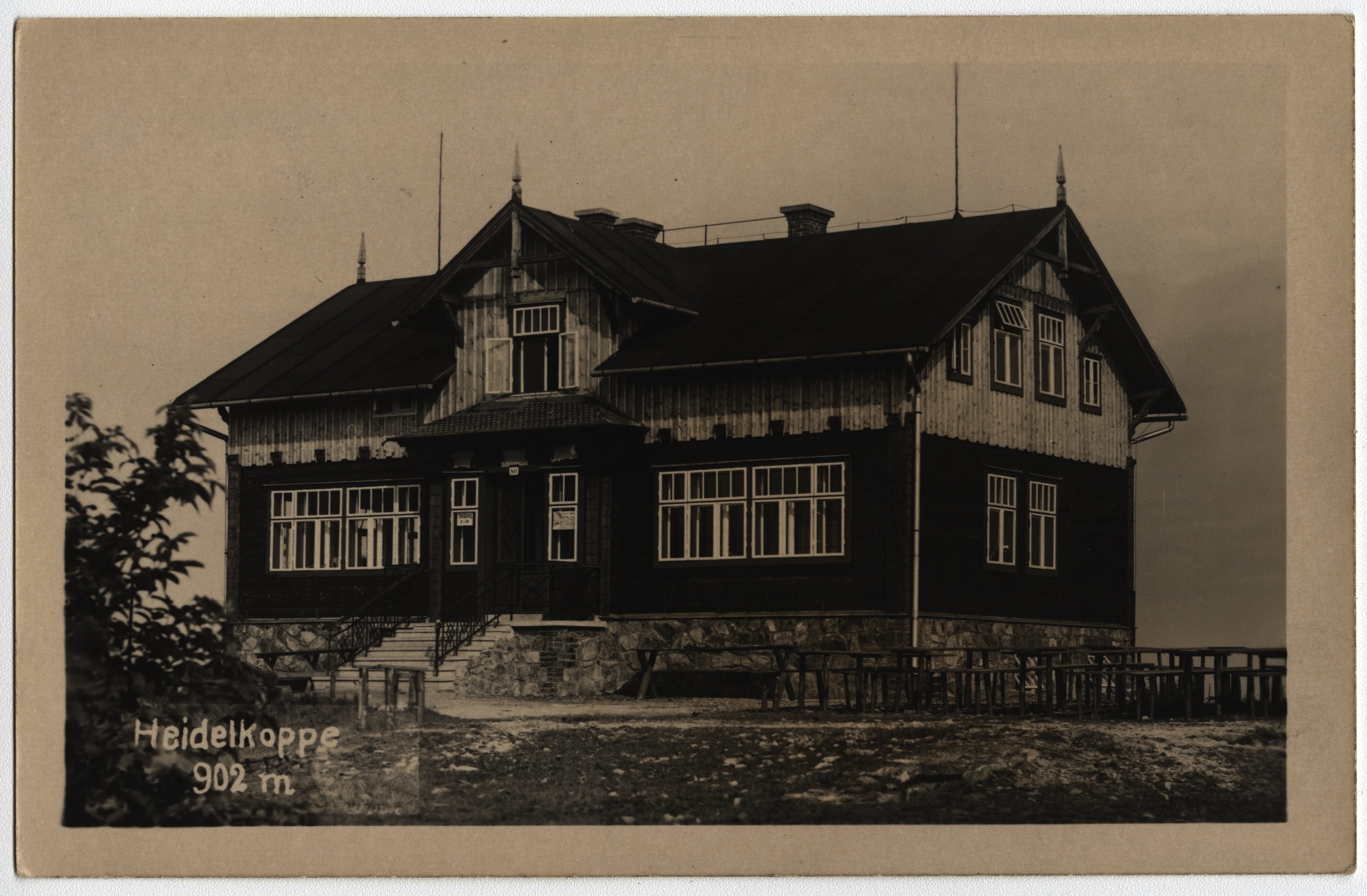 Náhledový obrázek Turistická chata na Borůvkové hoře u Javorníku na historické pohlednici - 1