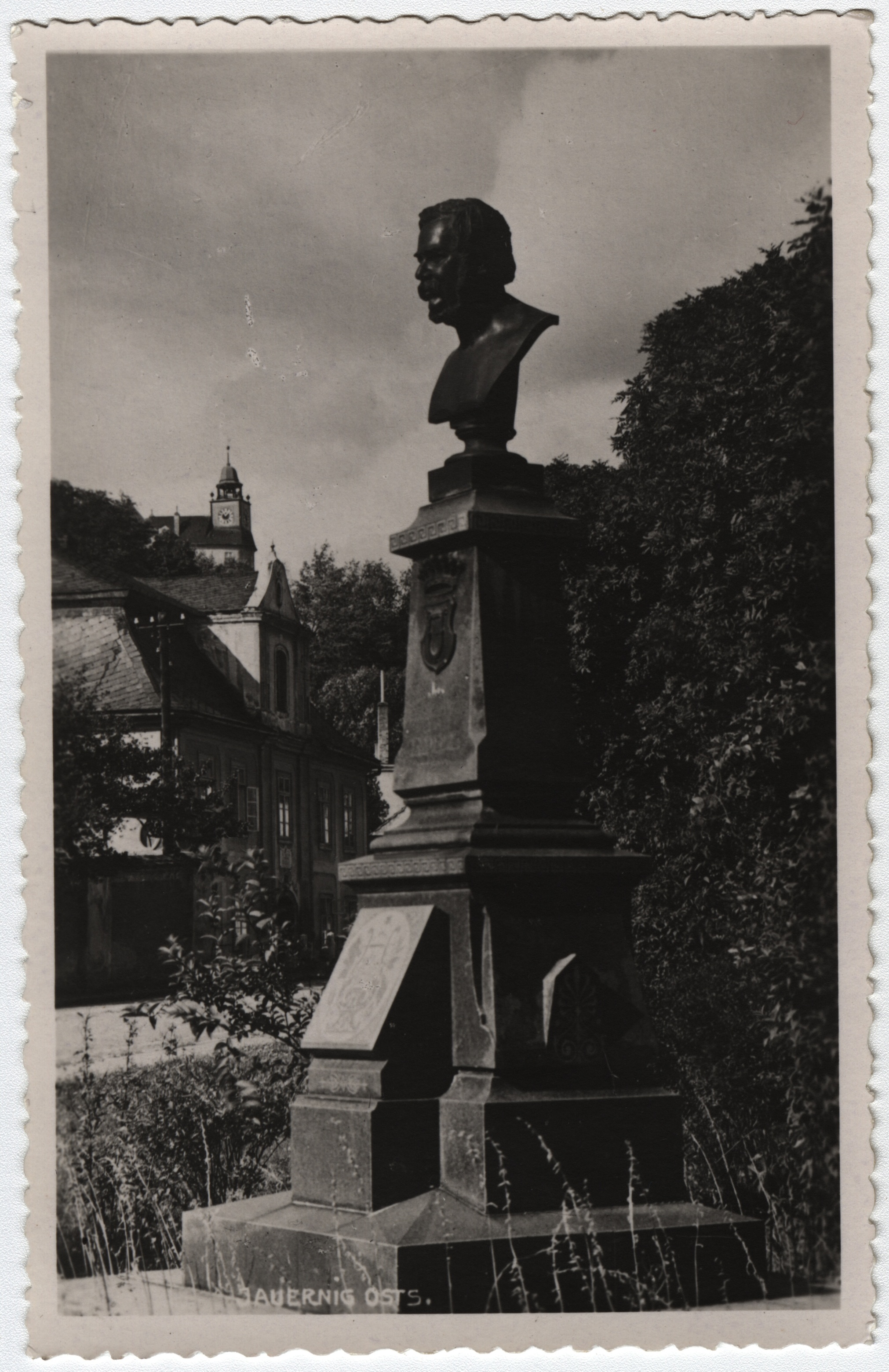 Náhledový obrázek Busta básníka J. Ch. v. Zedlitze v Javorníku na historické fotografii - 1