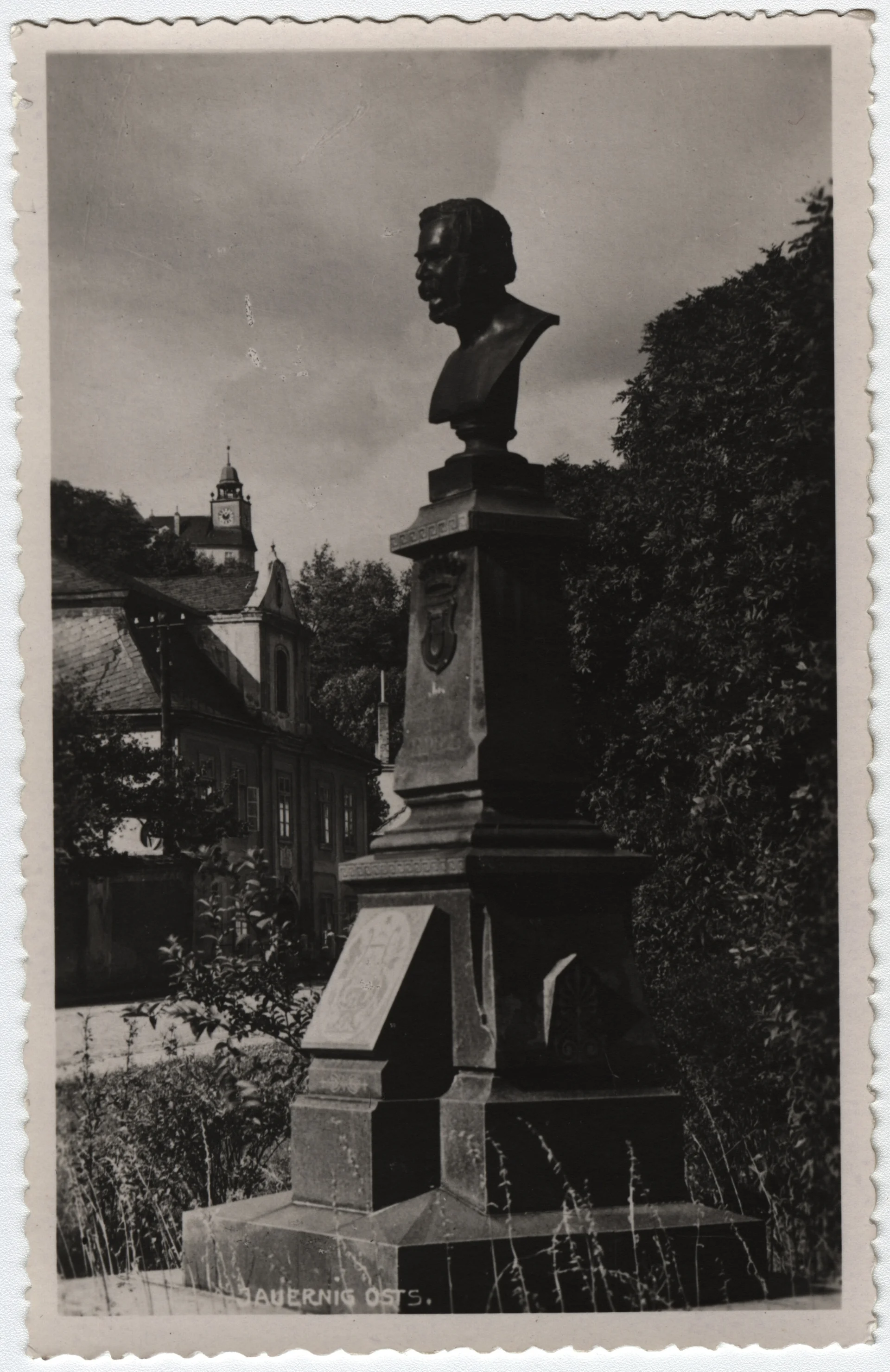 Náhledový obrázek předmětu Busta básníka J. Ch. v. Zedlitze v Javorníku na historické fotografii