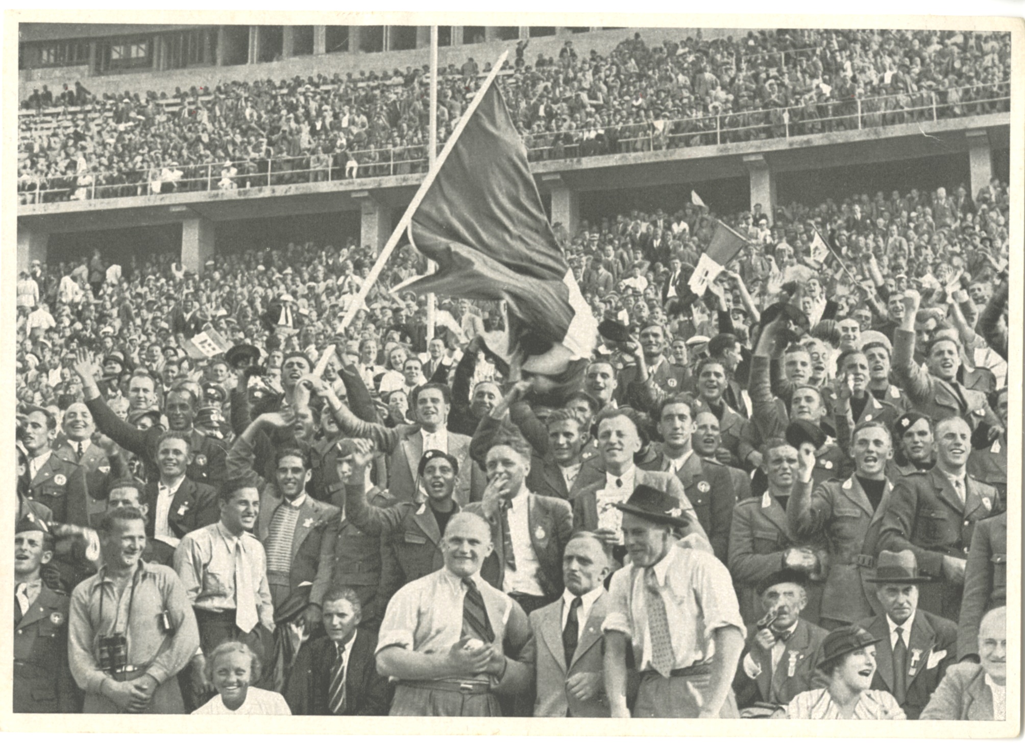 Náhledový obrázek Diváci na olympijském stadionu - 1