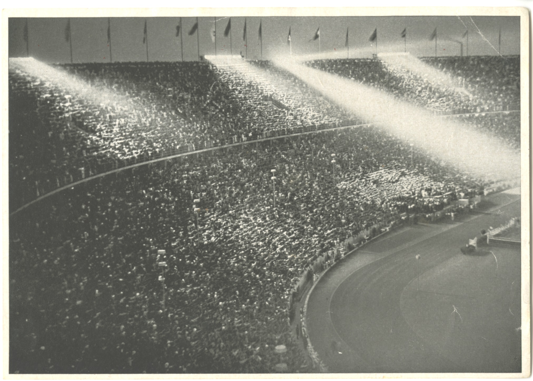 Náhledový obrázek Diváci na olympijském stadionu - 1