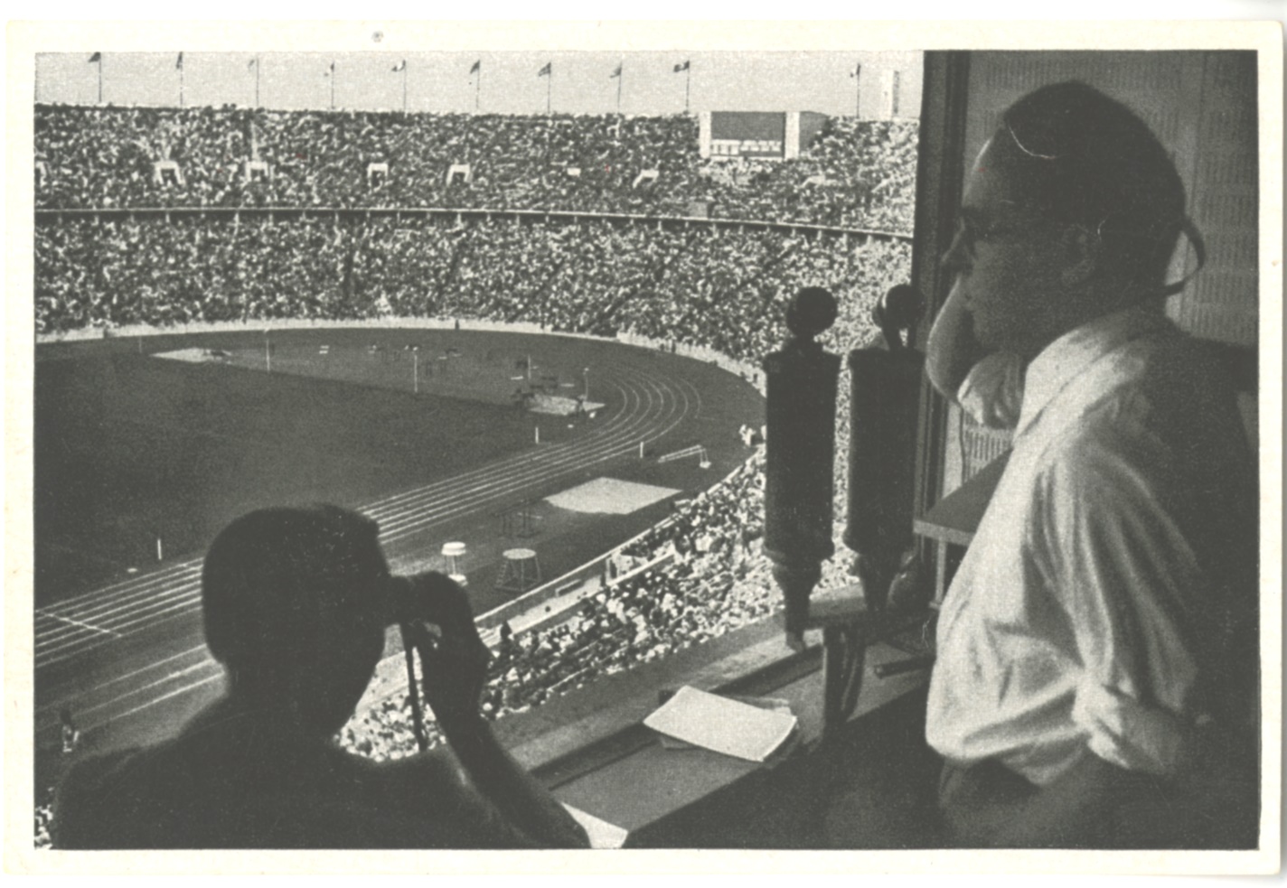 Náhledový obrázek Reportéři na olympijském stadionu - 1