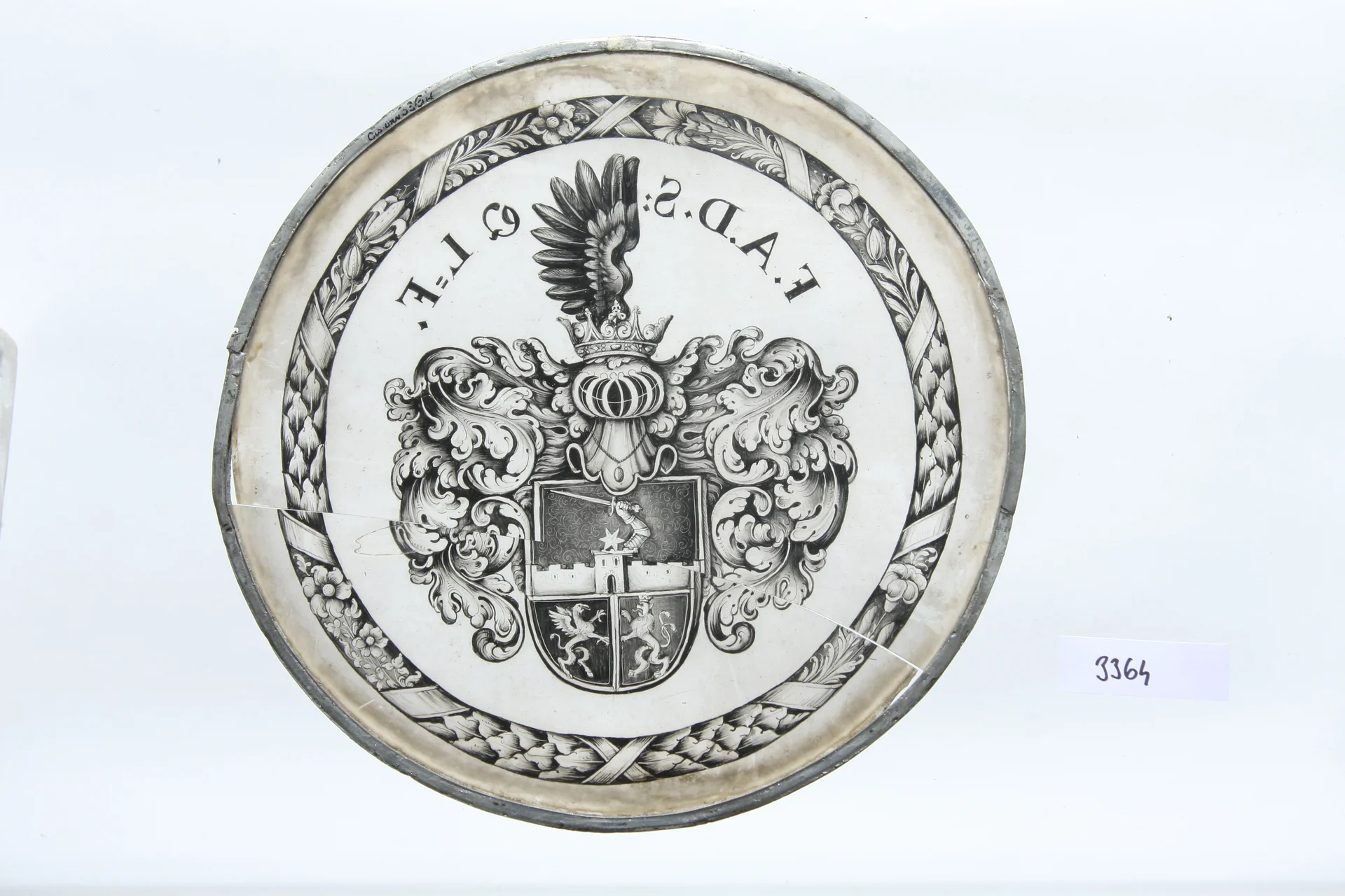 Obrázek Okenní terč se šlechtickým znakem a iniciálami A . A . D . S . G . L . P .