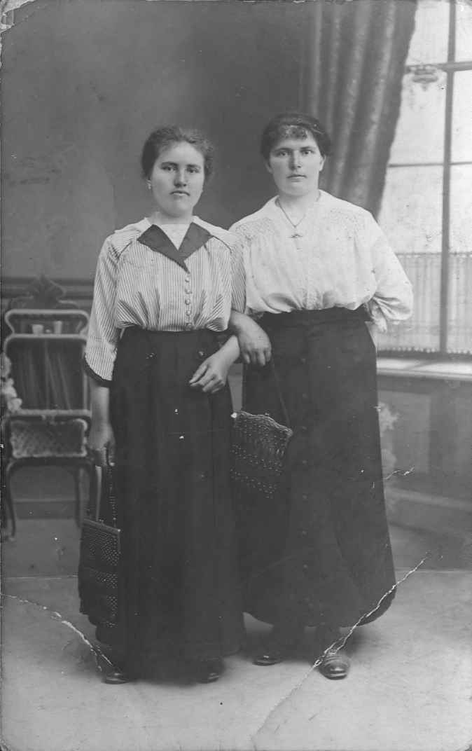 Náhledový obrázek Marie Erbenová a její přitelkyně - 1