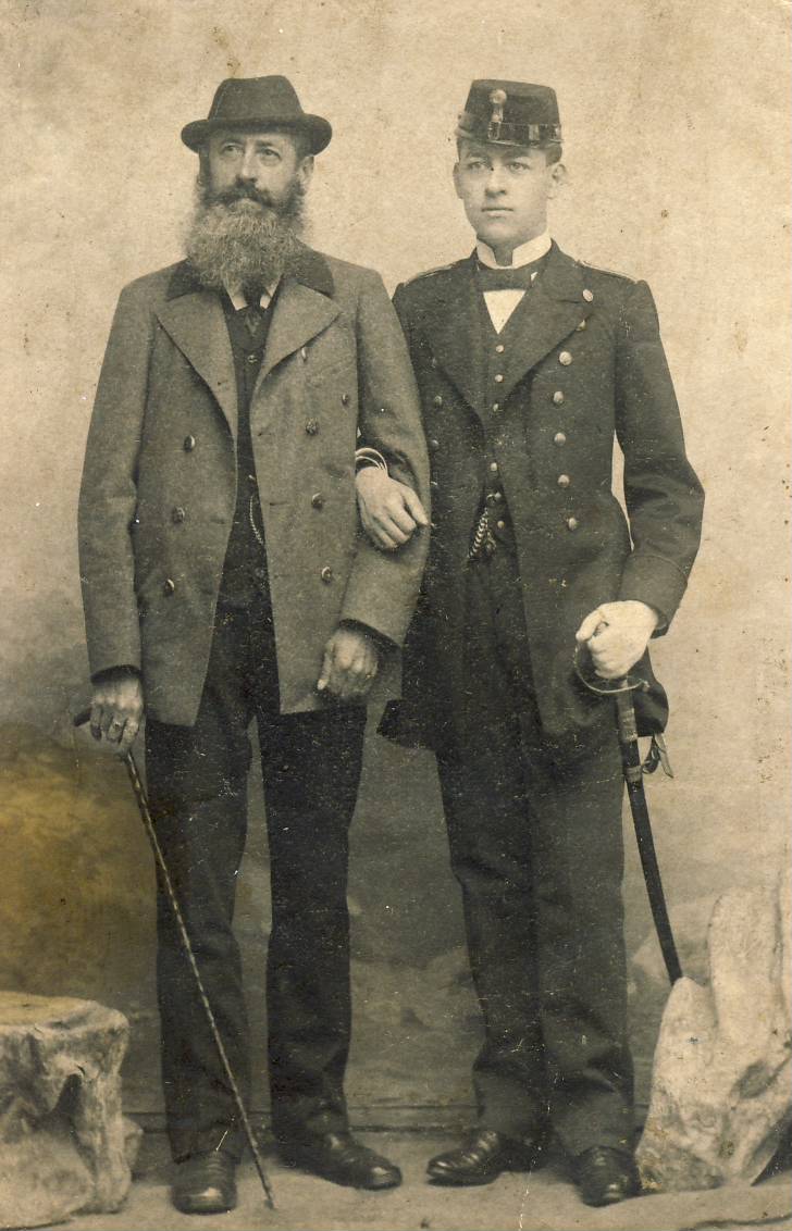 Náhledový obrázek Staré rodinné foto - muži - 1