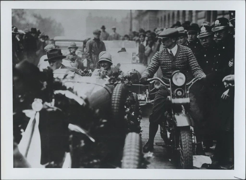 Náhledový obrázek předmětu Eliška Junková po návratu ze závodu Targa Florio