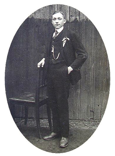 Náhledový obrázek Josef Řehák před odchodem do světové války. - 1