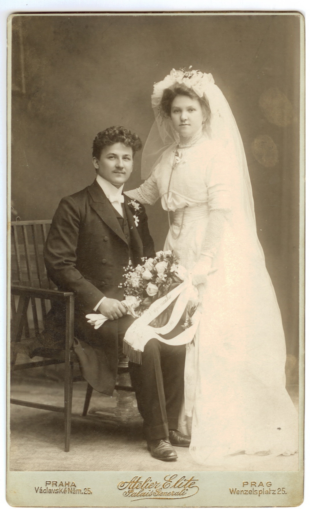 Náhledový obrázek Svatební fotografie Marie Novákové (roz.Piskáčkové) a Karla Nováka - 1