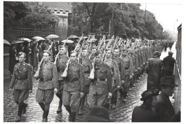 Náhledový obrázek Fotografie z vojenské přehlídky - 1