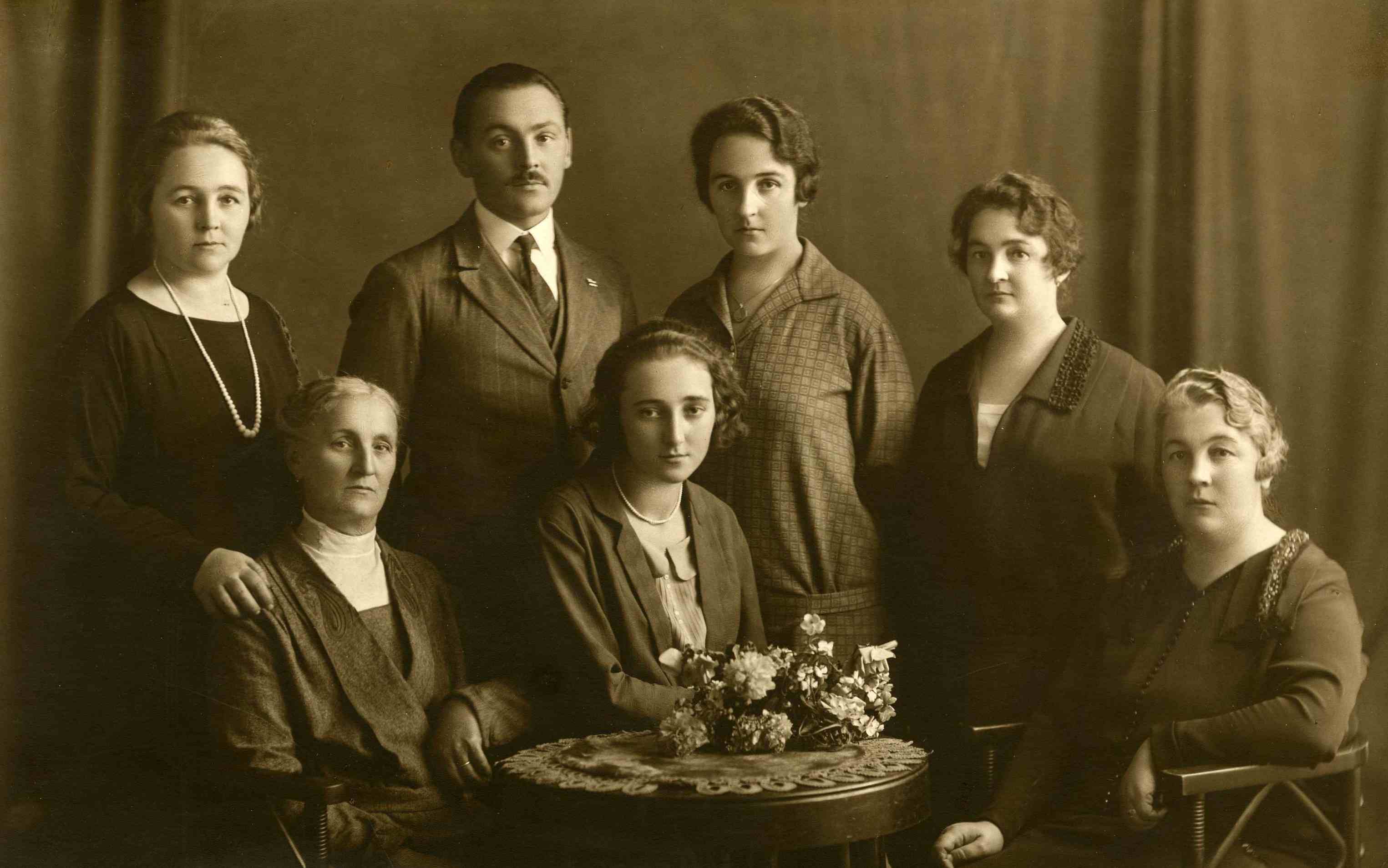 Náhledový obrázek Fotografie rodiny Židkovy s dětmi - 1