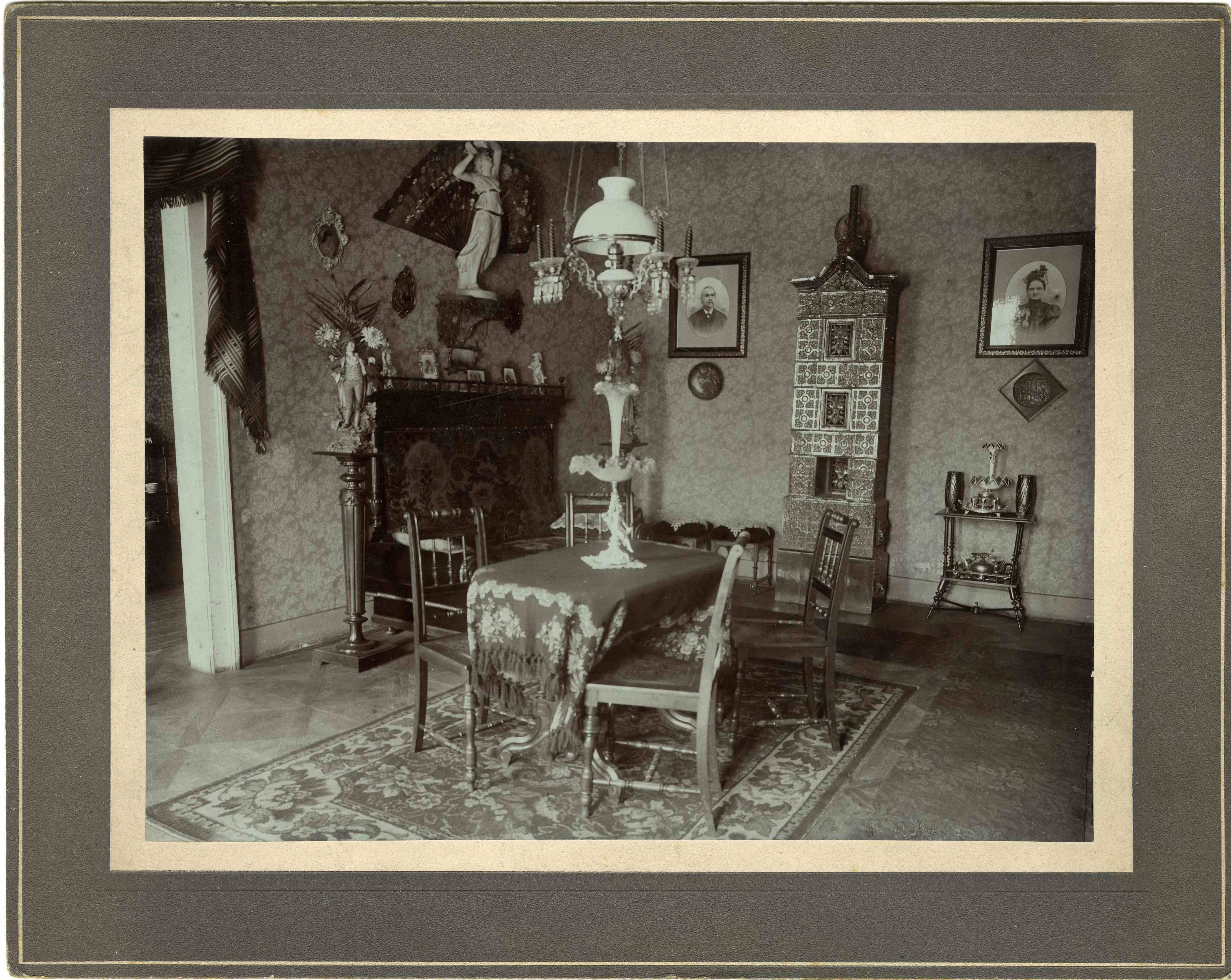 Náhledový obrázek Interiér z roku 1900 s kachlovými kamny - 1