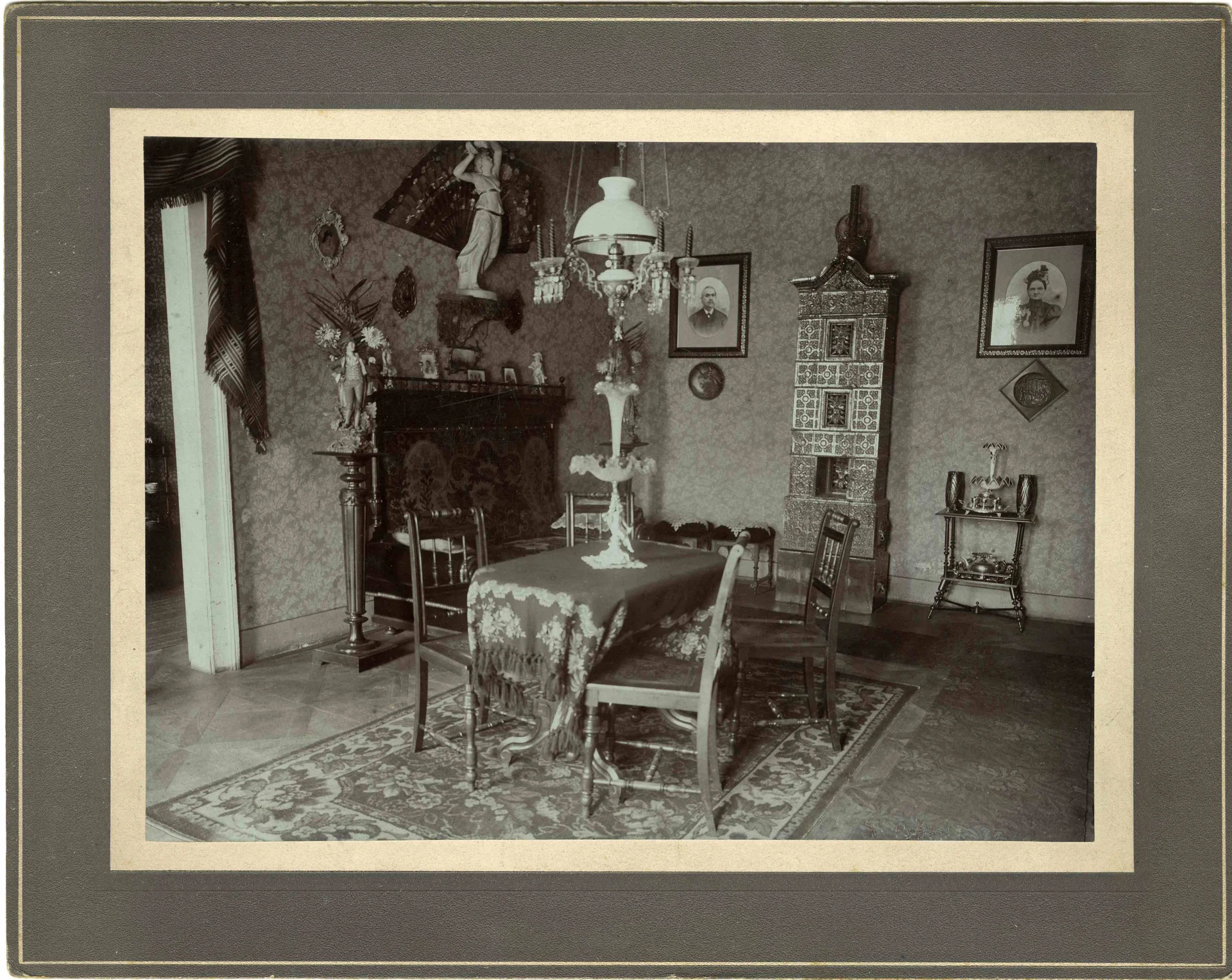 Náhledový obrázek předmětu Interiér z roku 1900 s kachlovými kamny