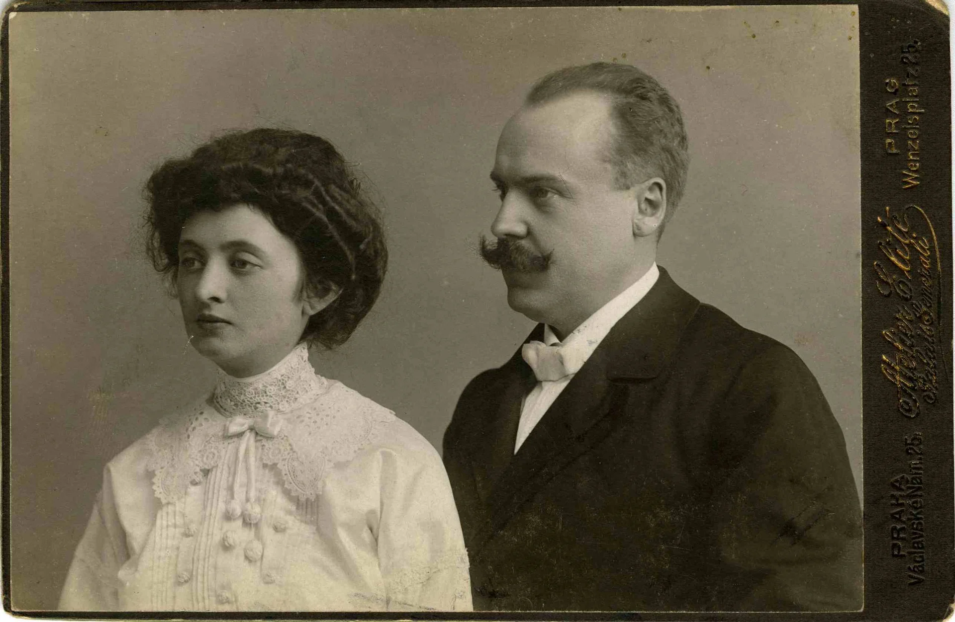Náhledový obrázek předmětu Ateliérová fotografie Růženy roz. Čechové (nar. 22. 3. 1885) s manželem Augustinem Bogušovským (nar. 15. 8. 1877)