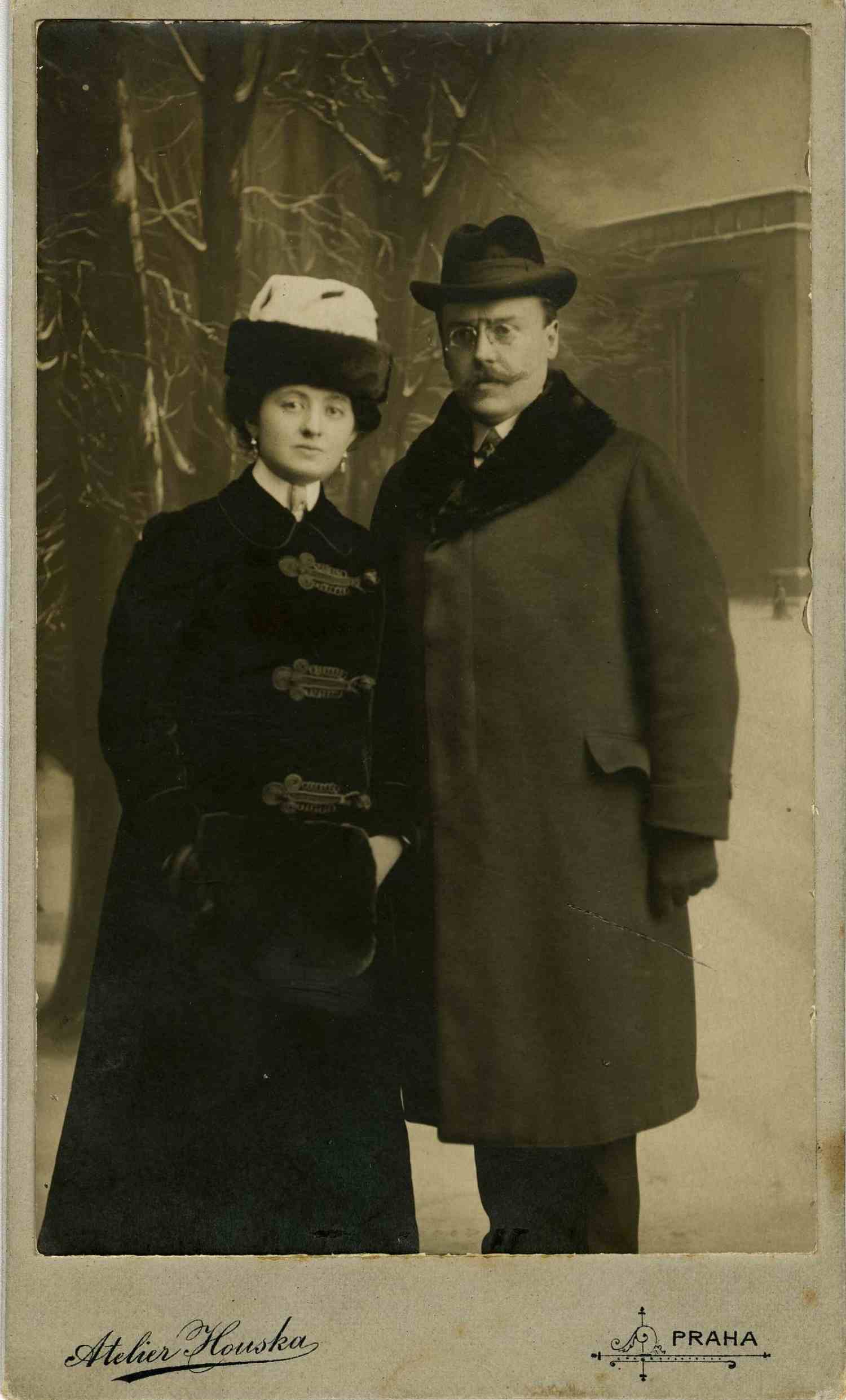 Náhledový obrázek Ateliérová fotografie Růženy roz. Čechové (nar. 22. 3. 1885) s manželem Augustinem Bogušovským (nar. 15. 8. 1877) - 1