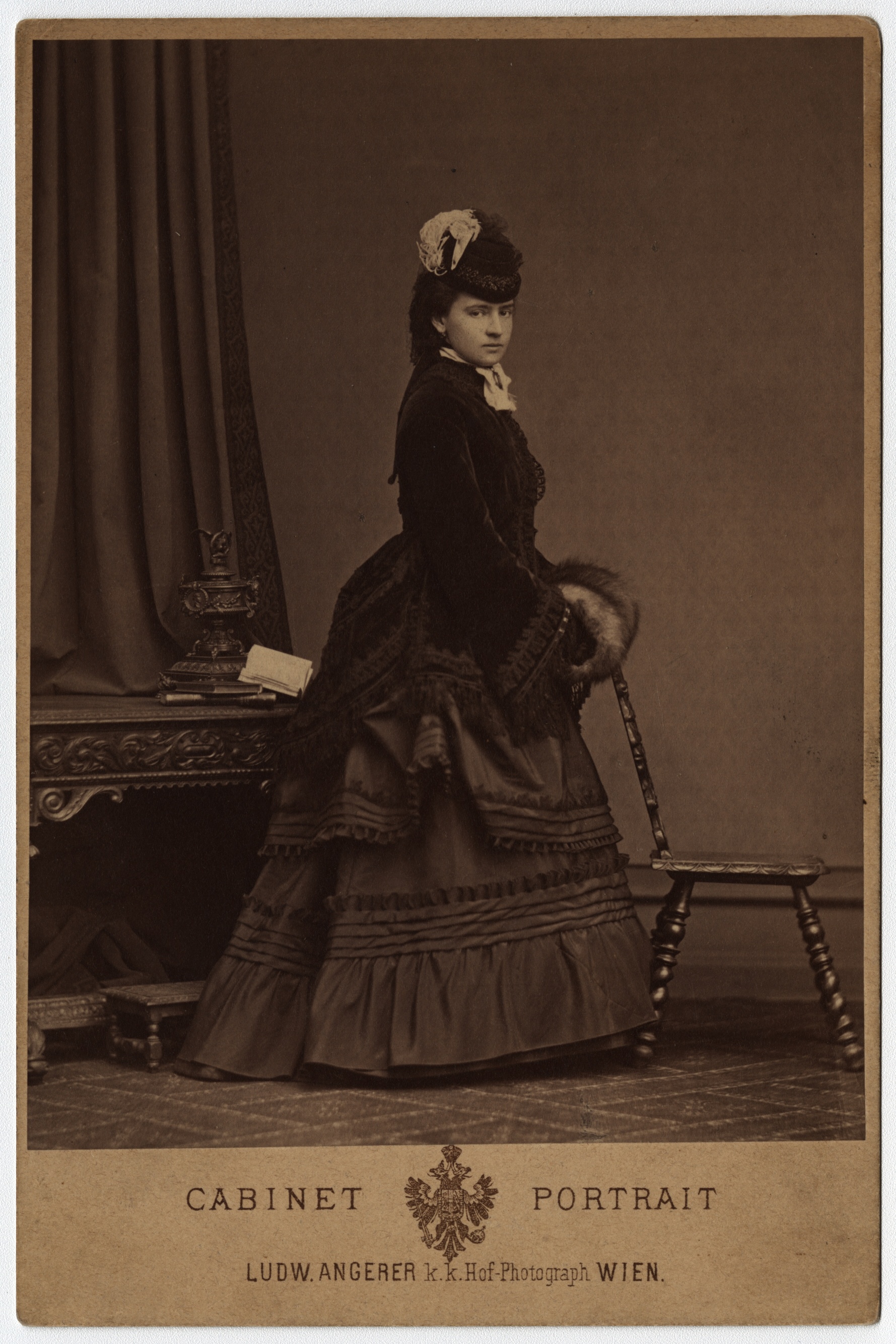 Náhledový obrázek Vilhemine Priessnitz (nar. 1848) na kabinetním portrétu (60. až 70. léta 19. století) - 1