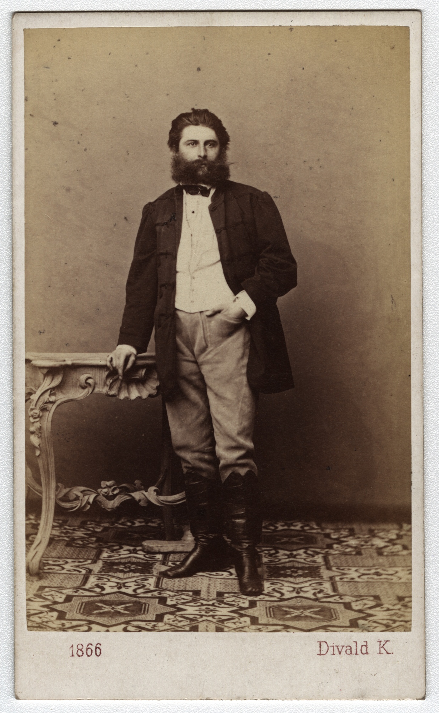 Náhledový obrázek Baron Albert von Ujházy (1831 - 1873) na kabinetní fotografii (1866) - 1