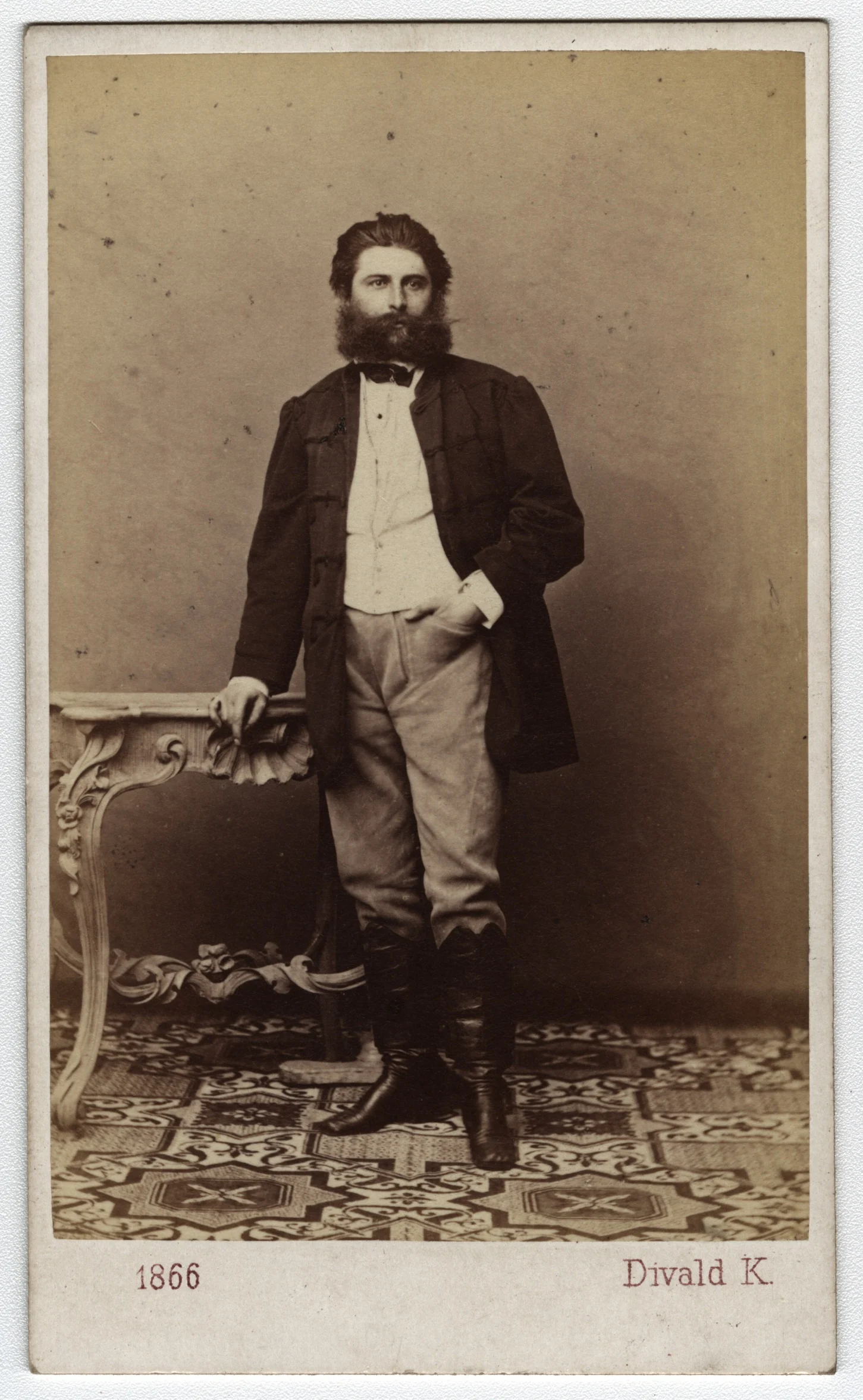 Náhledový obrázek předmětu Baron Albert von Ujházy (1831 - 1873) na kabinetní fotografii (1866)
