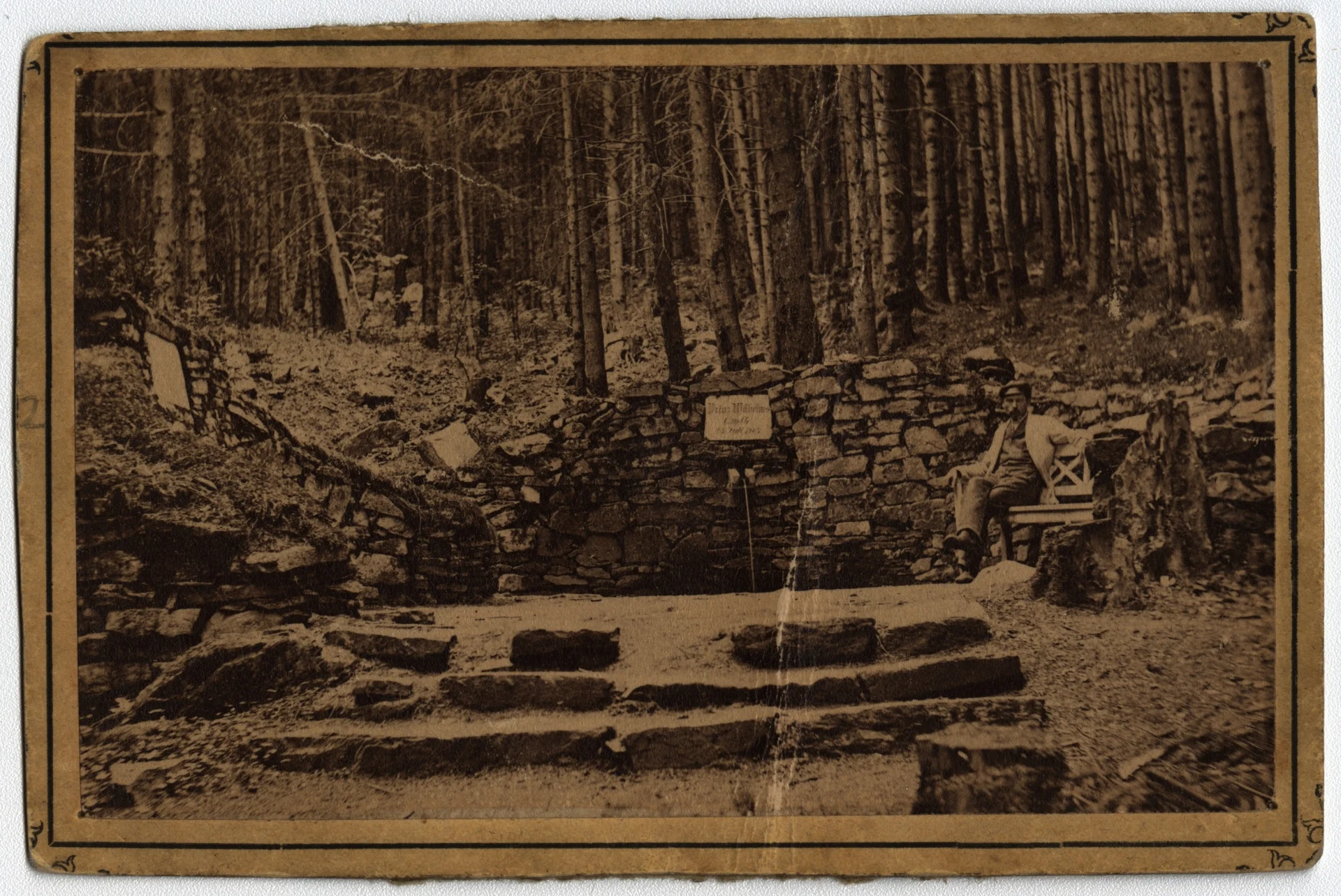 Náhledový obrázek předmětu Vilémův pramen (Prinz Wilhelm Quelle / Alte Fichten-Quelle) na dobové fotografii (2. polovina 19. století)