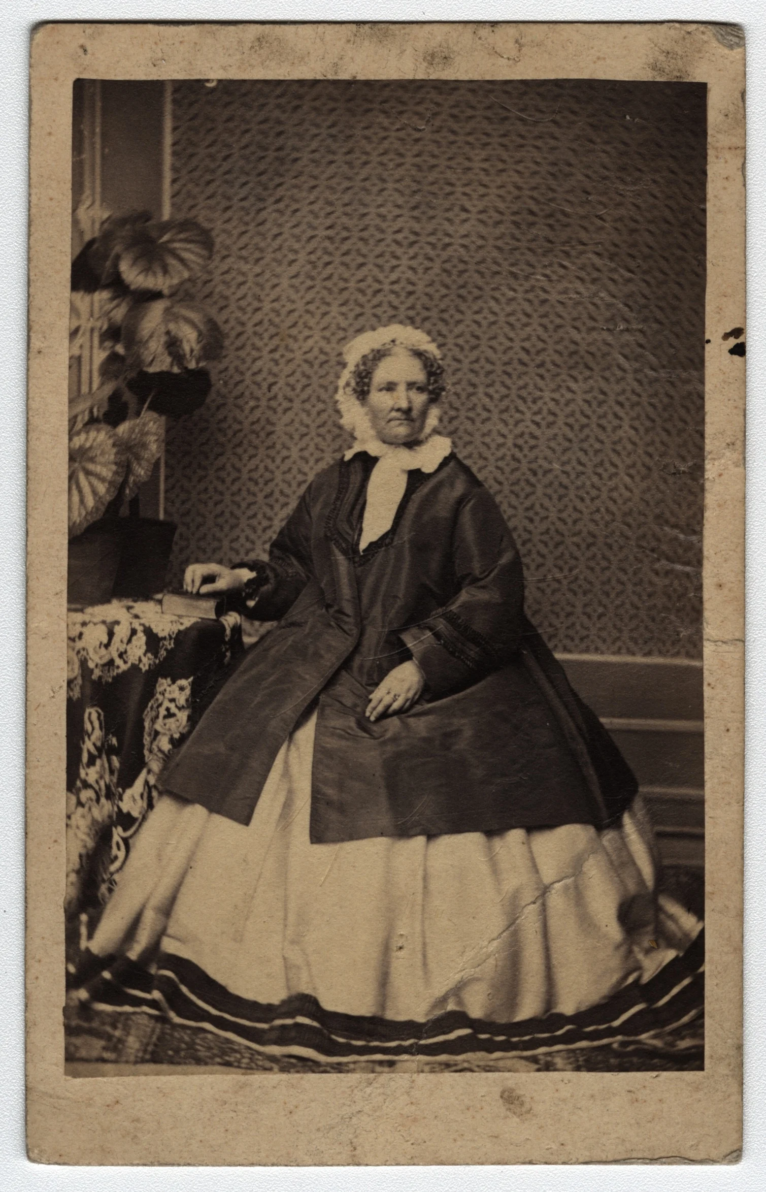 Náhledový obrázek předmětu Rosalie Kaltfeld (nar. 1804), vychovatelka dětí Vincenze Priessnitze, na portrétní fotografii (2. polovina 19. století)