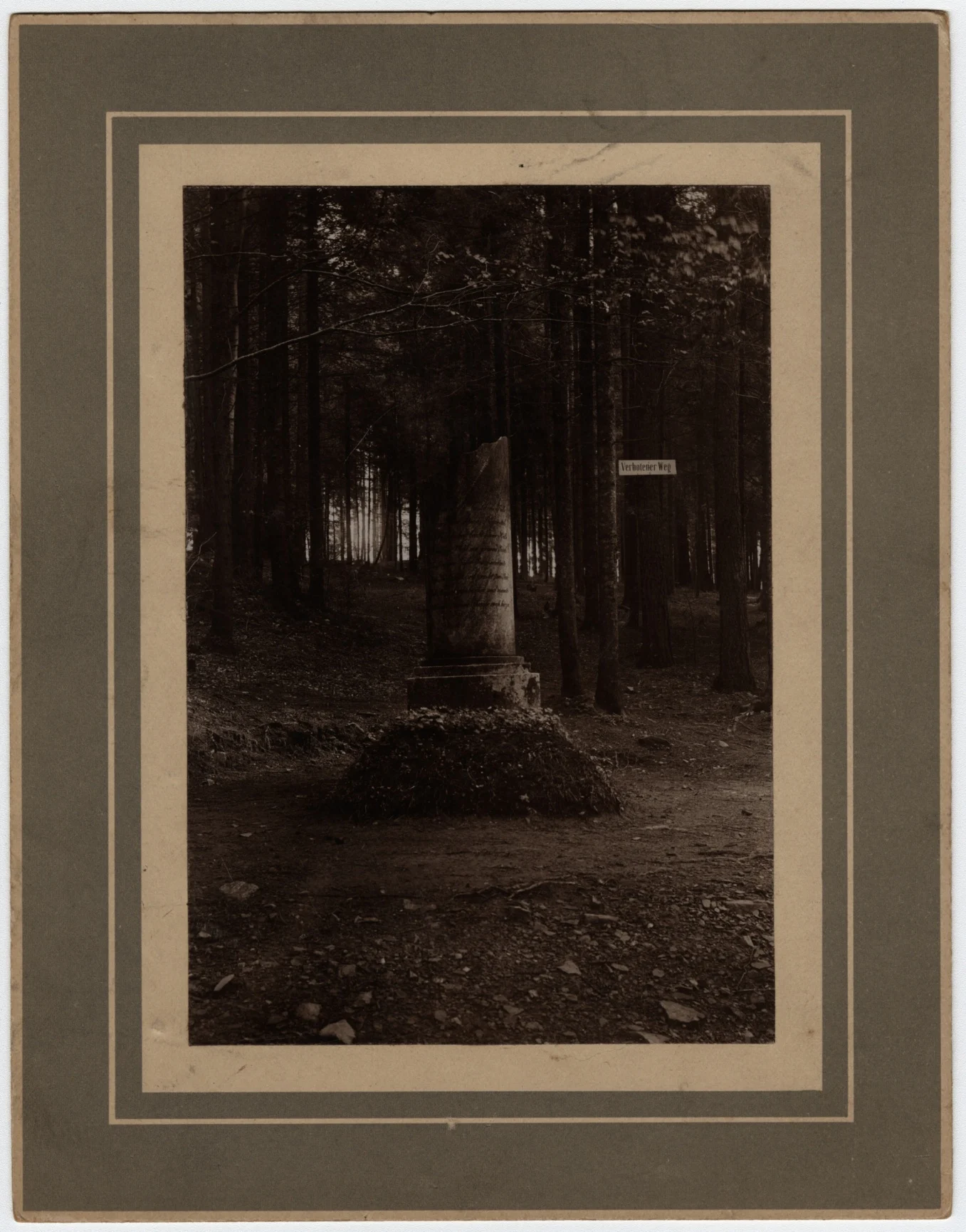 Náhledový obrázek předmětu Enhuberův hrob na historické fotografii (patrně 2. polovina 19. století)