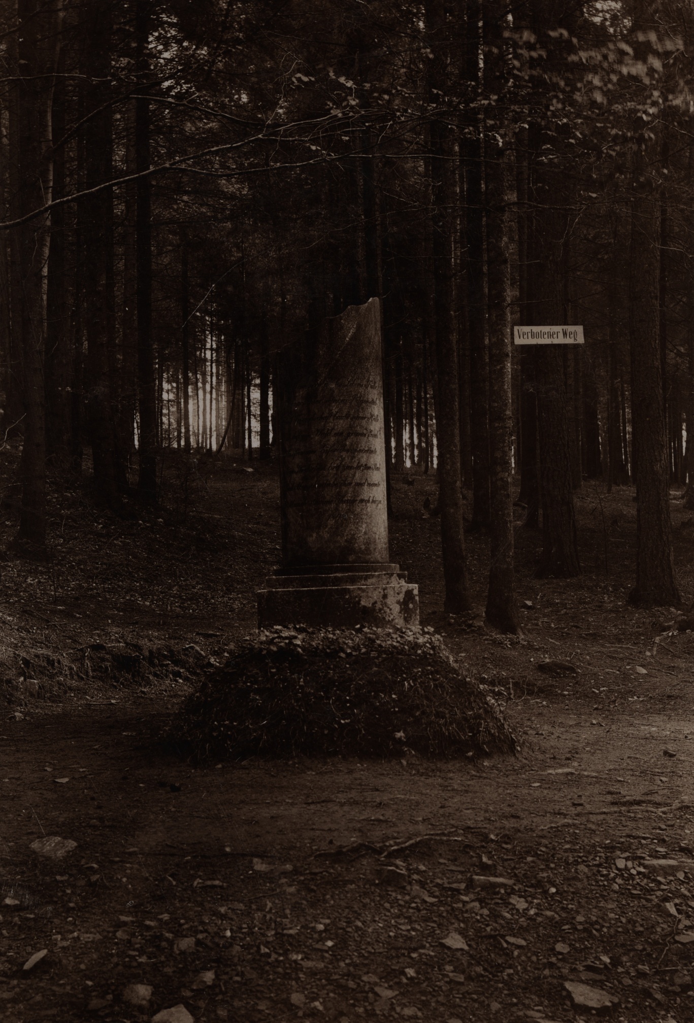 Náhledový obrázek Enhuberův hrob na historické fotografii (patrně 2. polovina 19. století) - 2