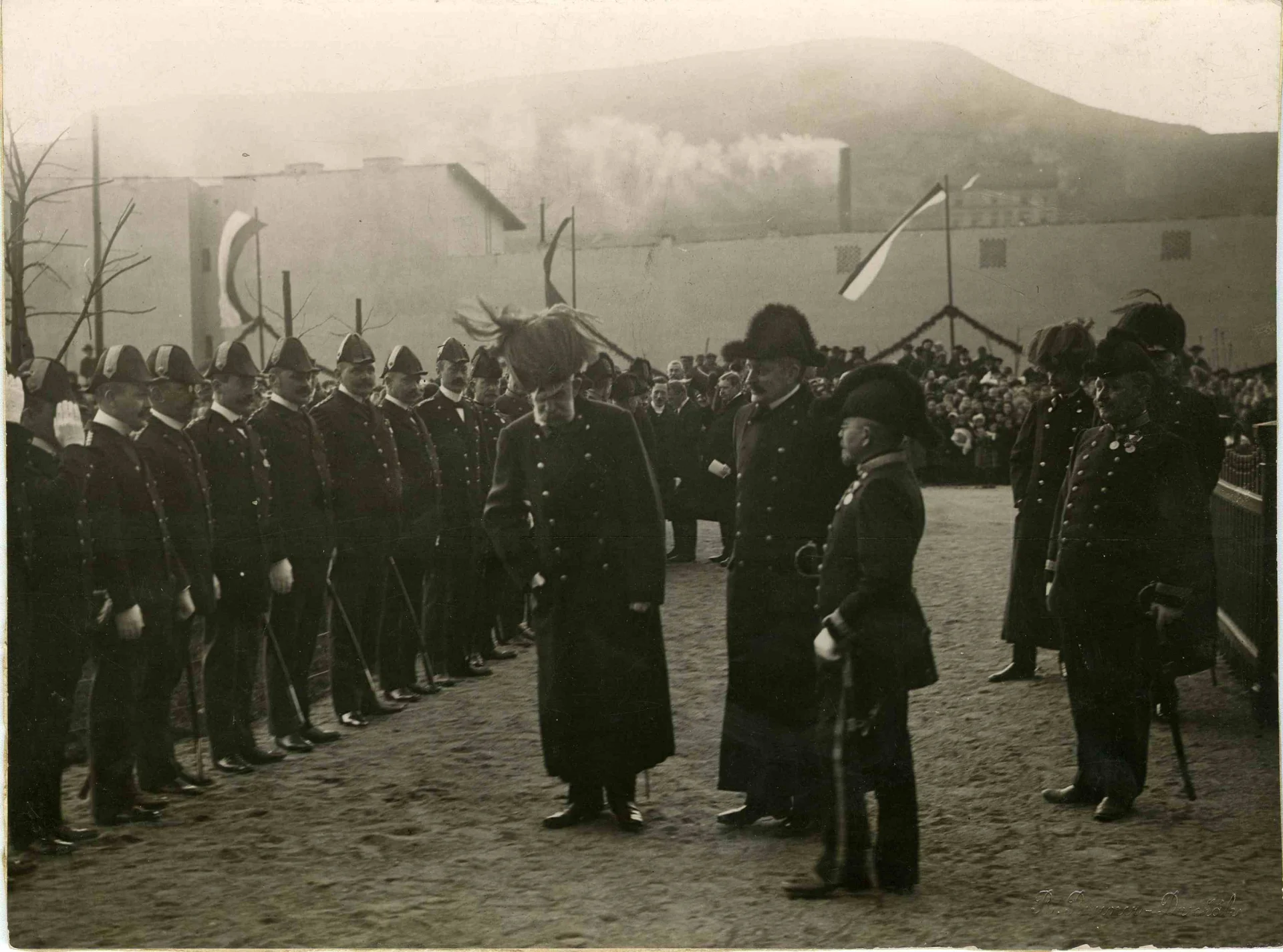 Náhledový obrázek předmětu Císař František Josef při stavbě Eliščina mostu (2 foto)
