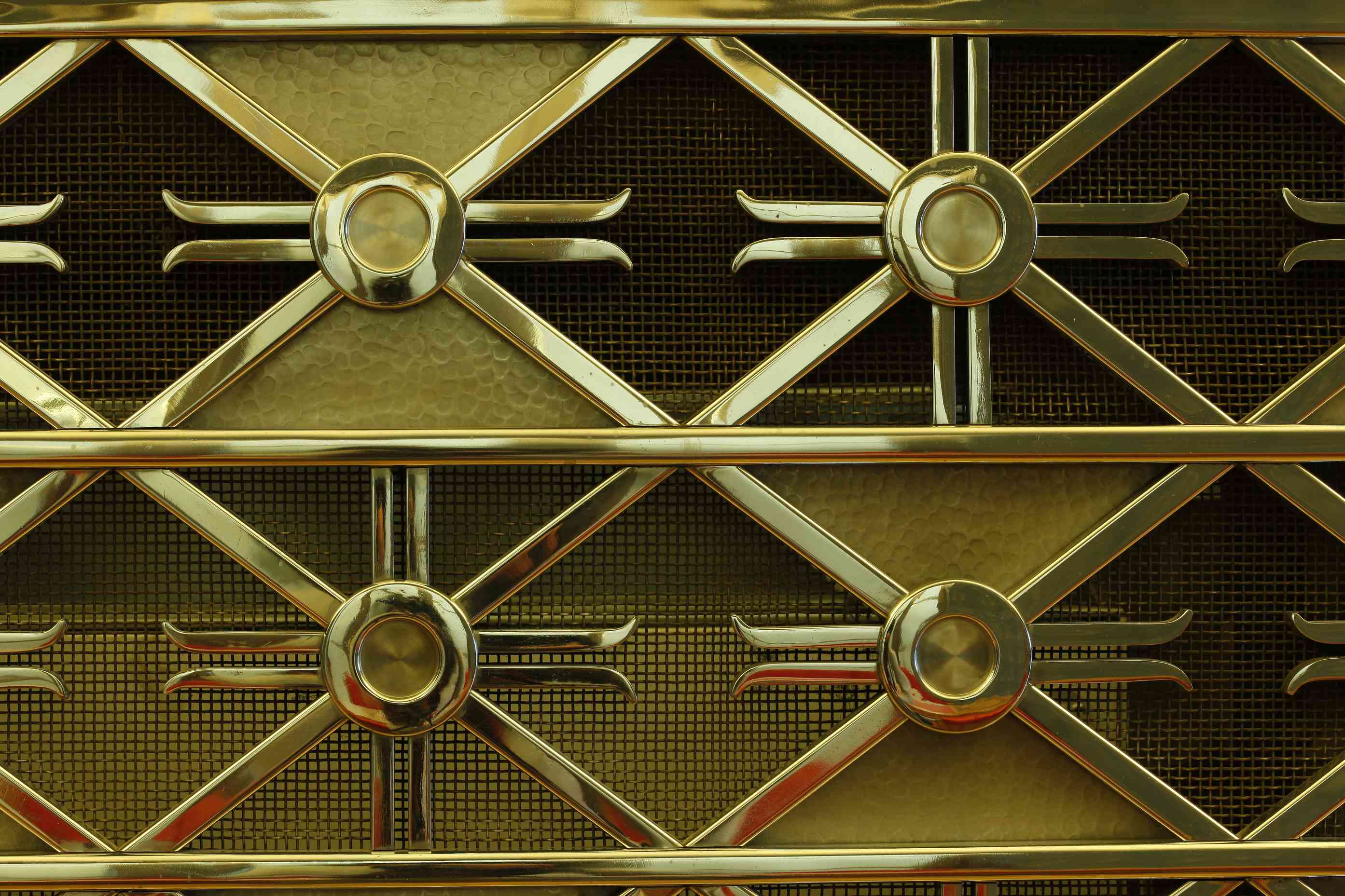Náhledový obrázek Detail dekorativní mříže na krbu - 1