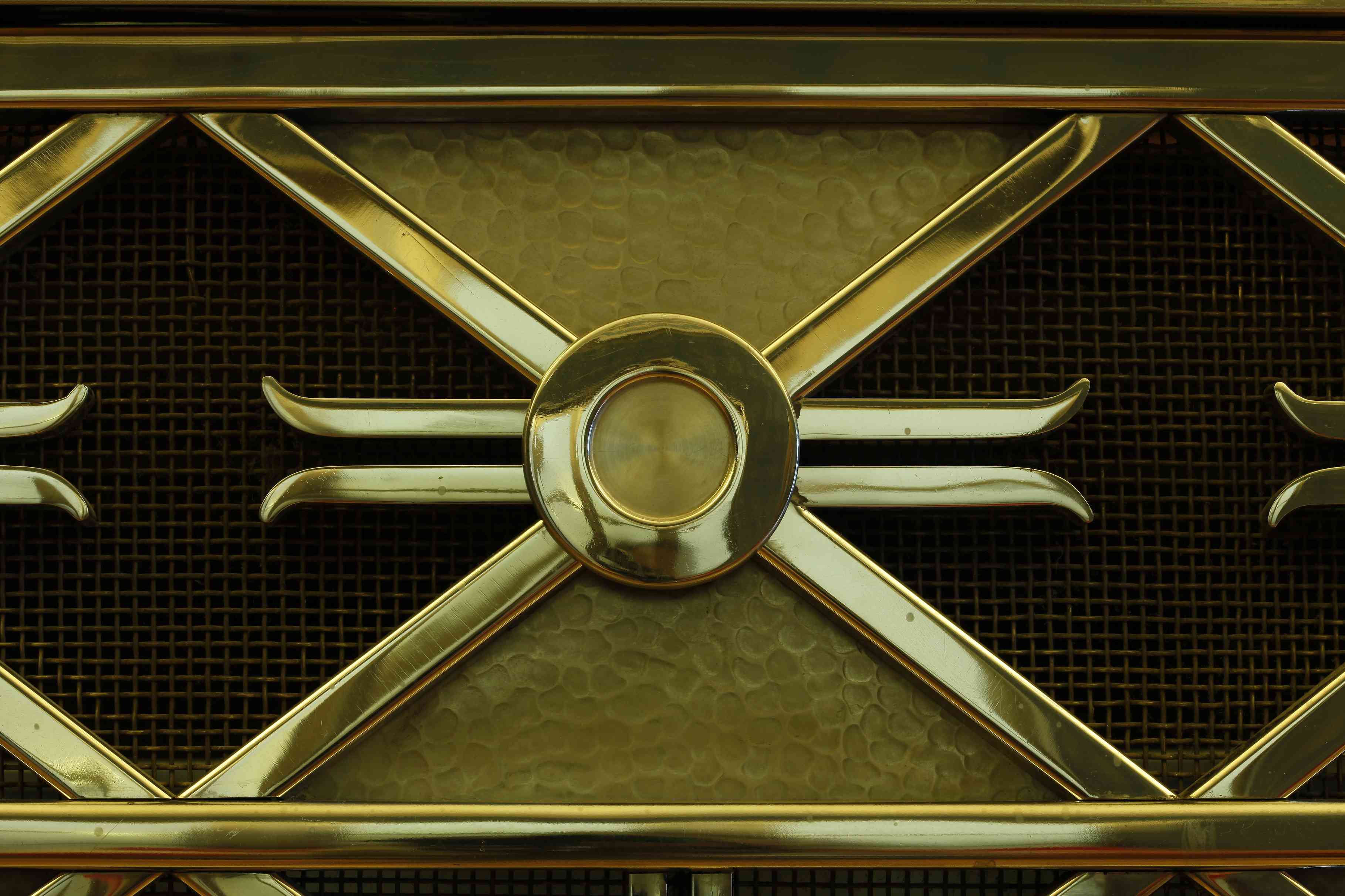 Náhledový obrázek Detail dekorativní mříže na krbu - 2