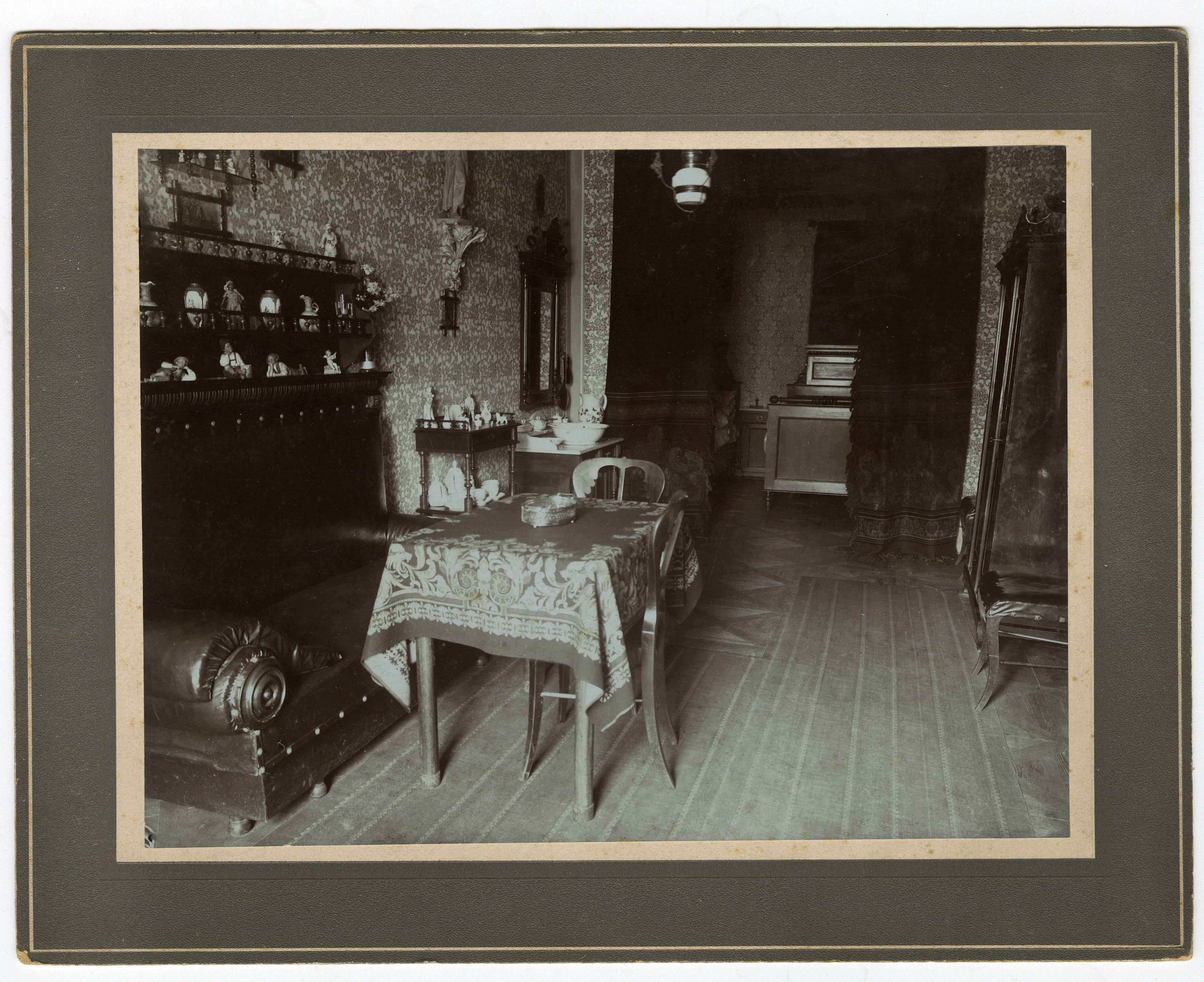 Náhledový obrázek Interiér z roku 1900 s kachlovými kamny - 1